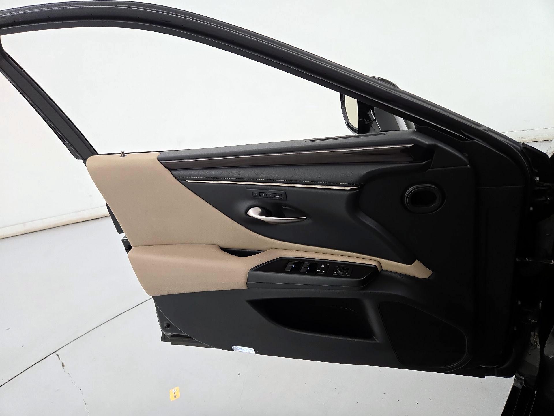 Thumbnail: 2019 Lexus ES - 12