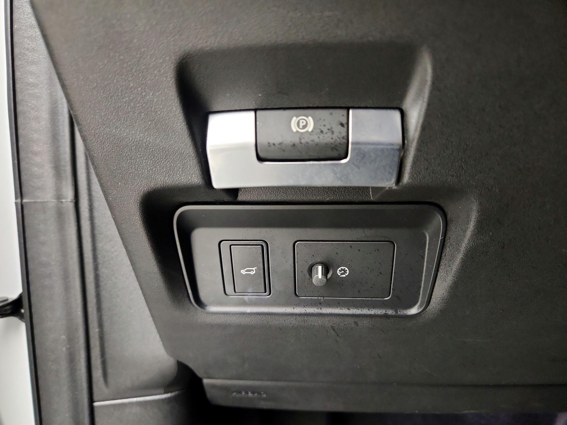 Thumbnail: 2021 Land Rover Discovery Sport - 13