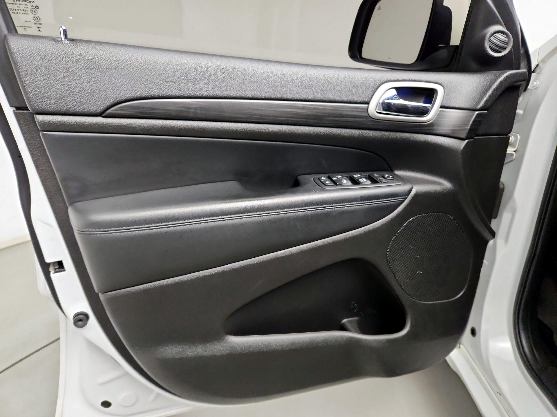 Thumbnail: 2020 Jeep Grand Cherokee - 12