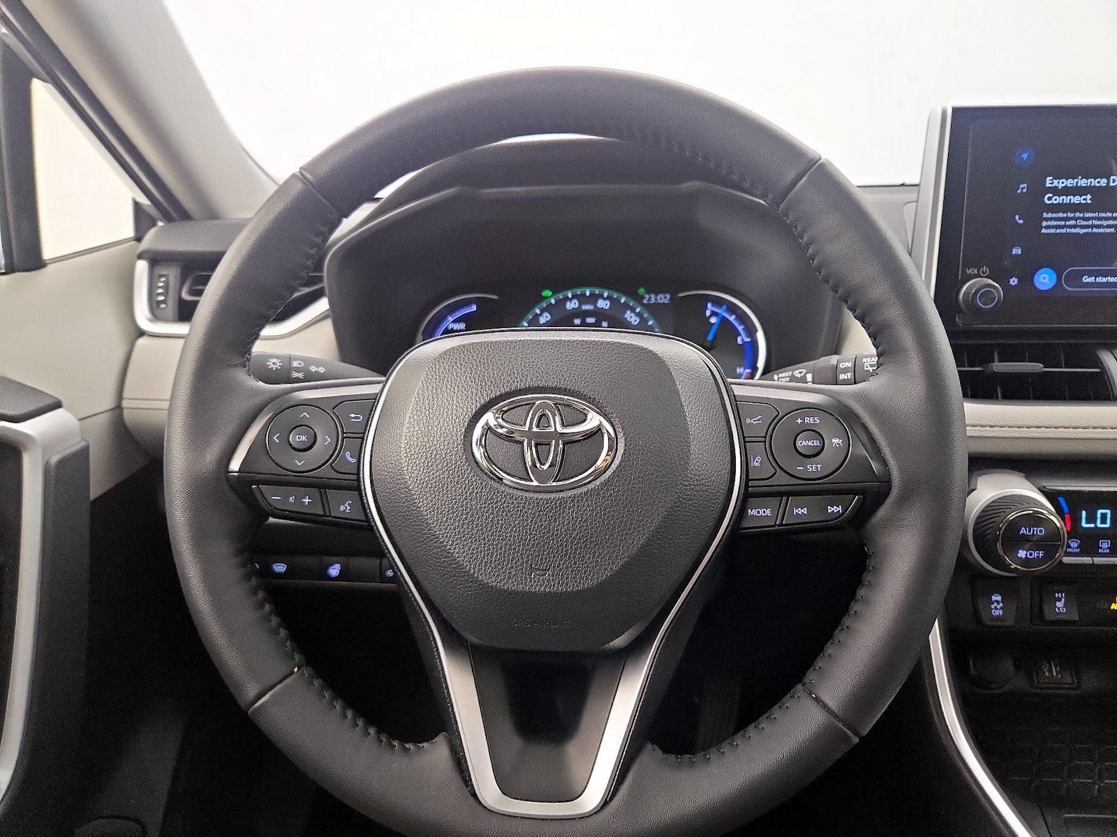 2025 Toyota RAV4 XLE - Photo 11