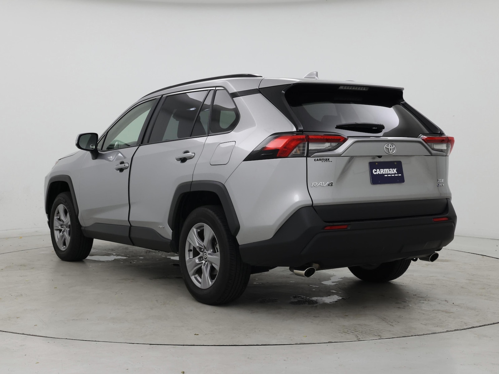 2025 Toyota RAV4 XLE - Photo 3