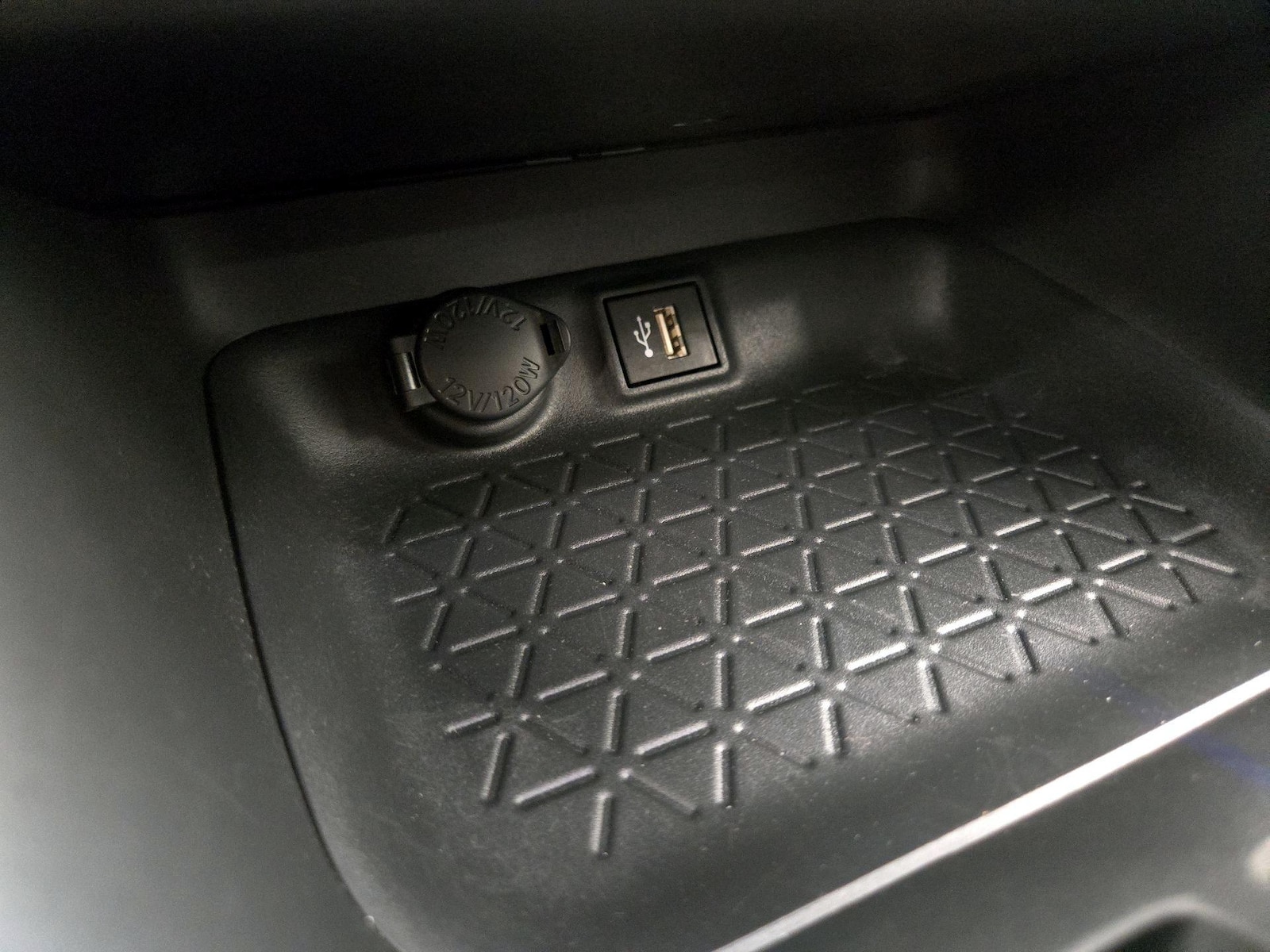 2025 Toyota RAV4 XLE - Photo 20