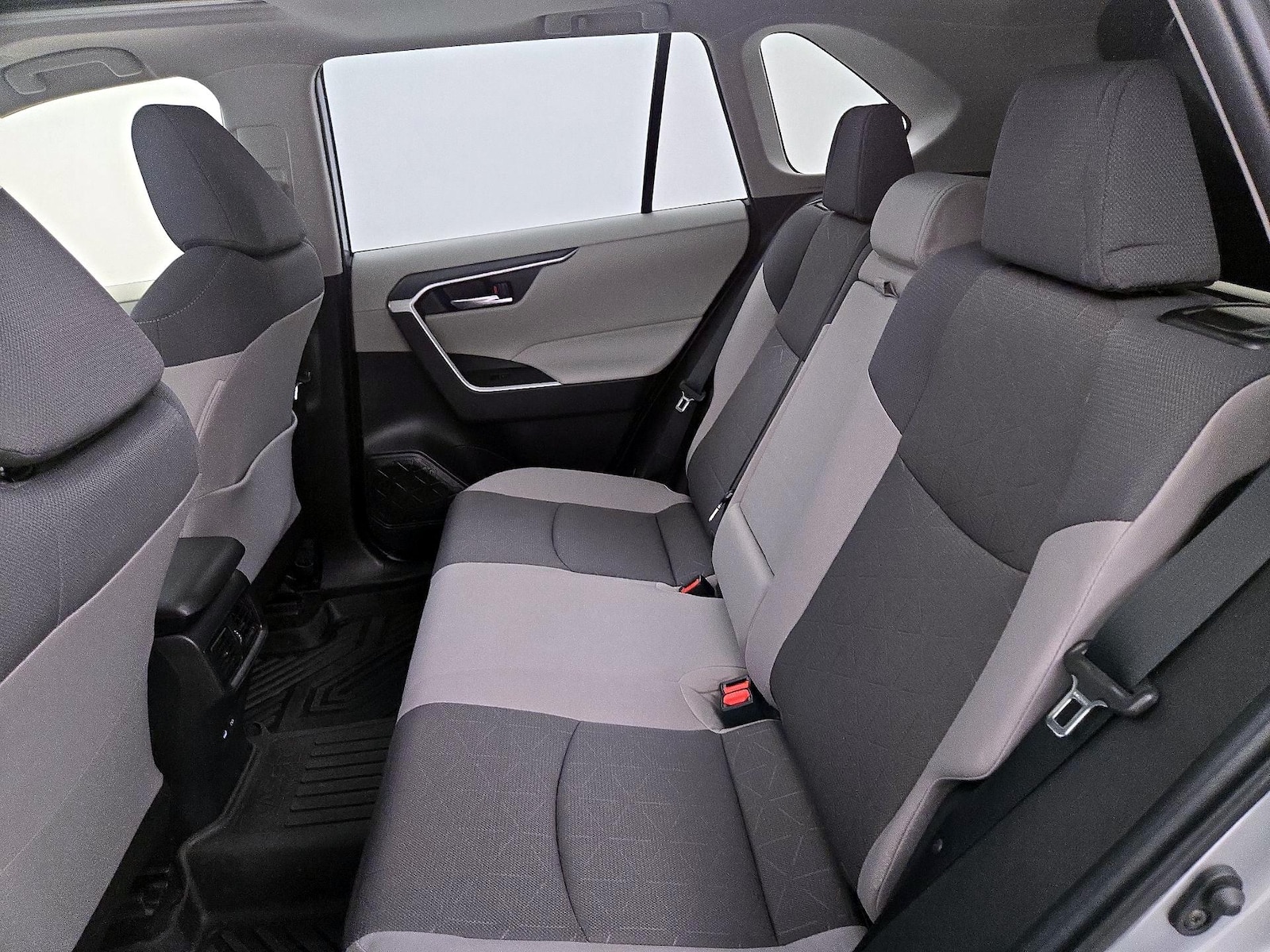 2025 Toyota RAV4 XLE - Photo 22