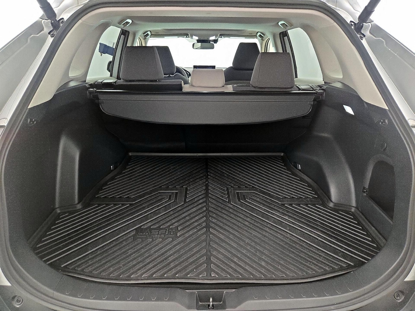 2025 Toyota RAV4 XLE - Photo 23