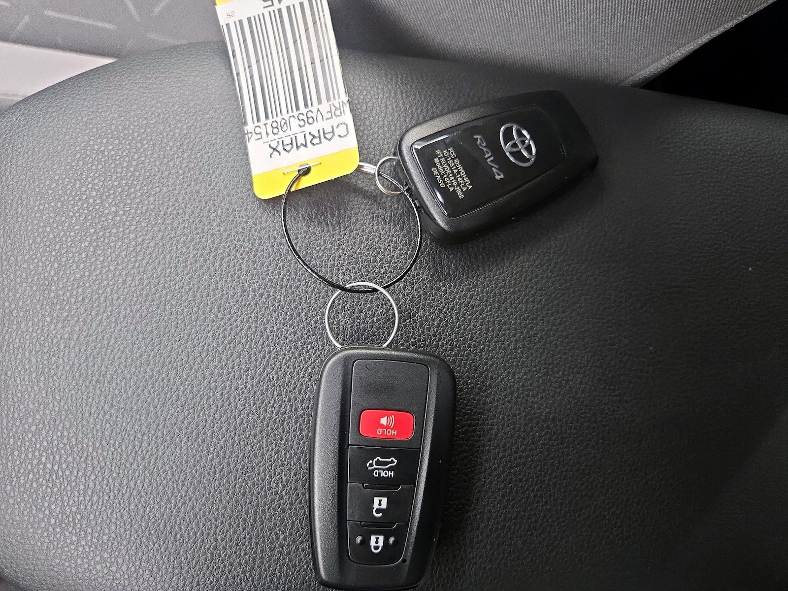 2025 Toyota RAV4 XLE - Photo 25