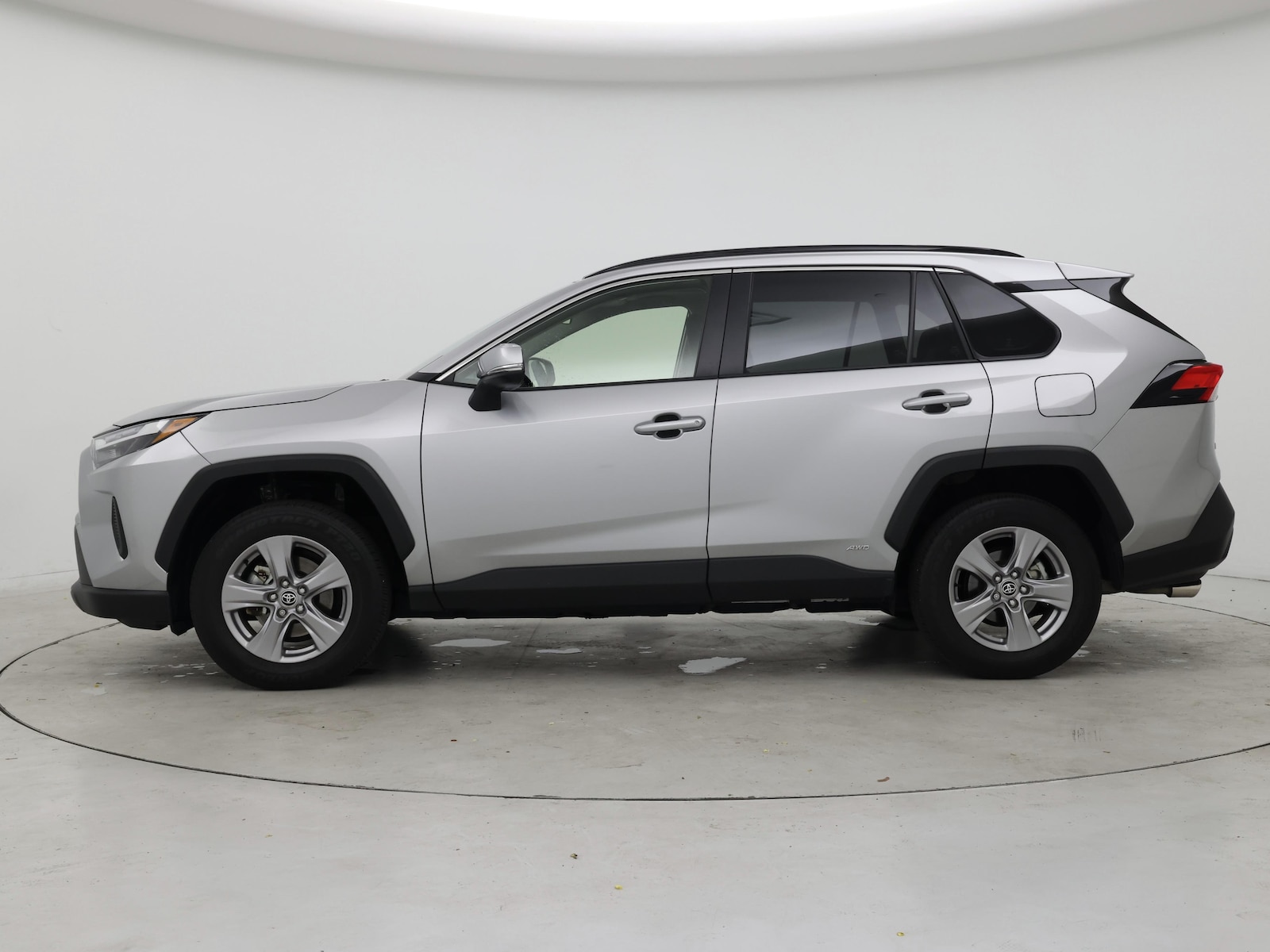 2025 Toyota RAV4 XLE - Photo 4