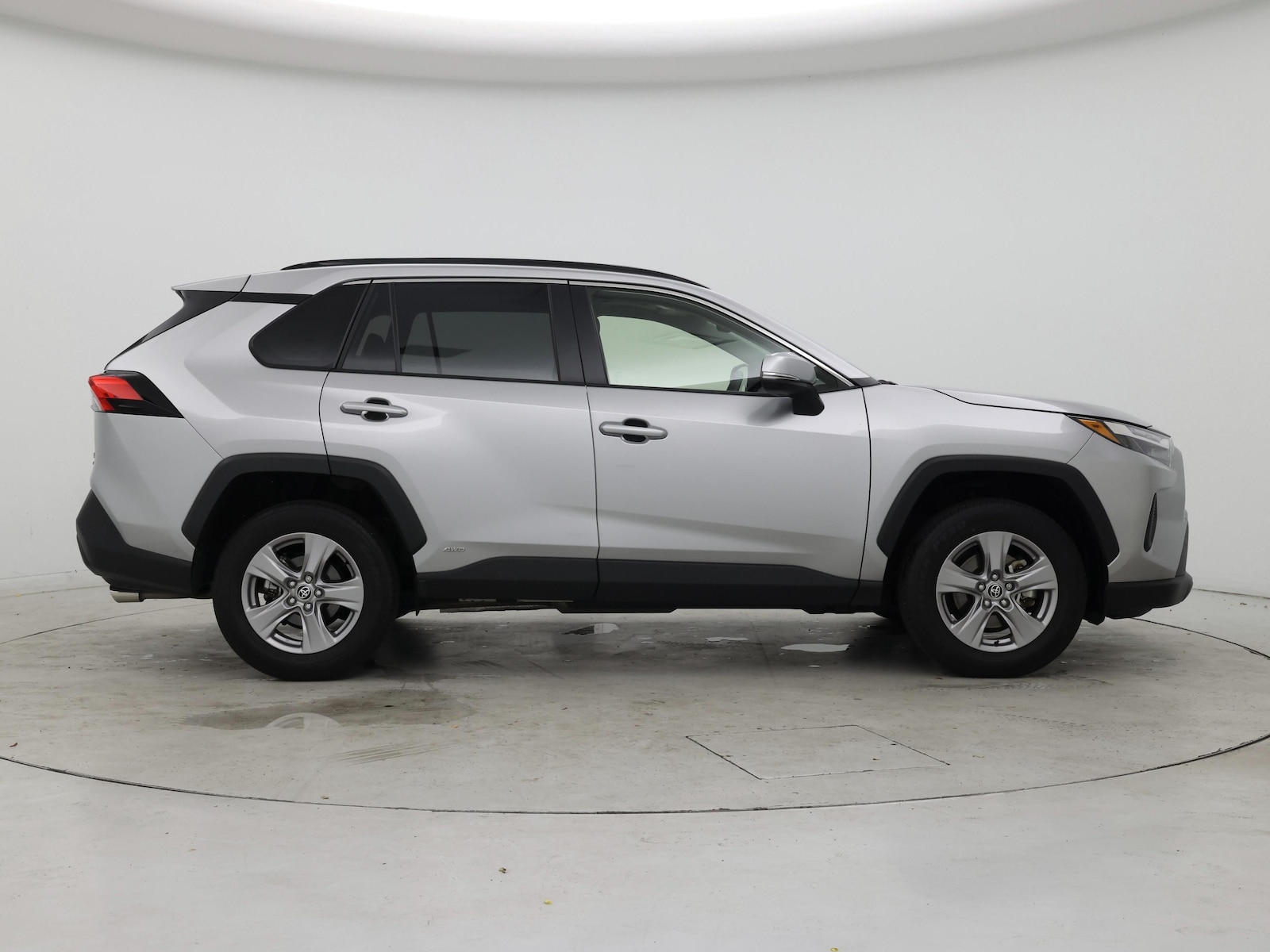 2025 Toyota RAV4 XLE - Photo 8