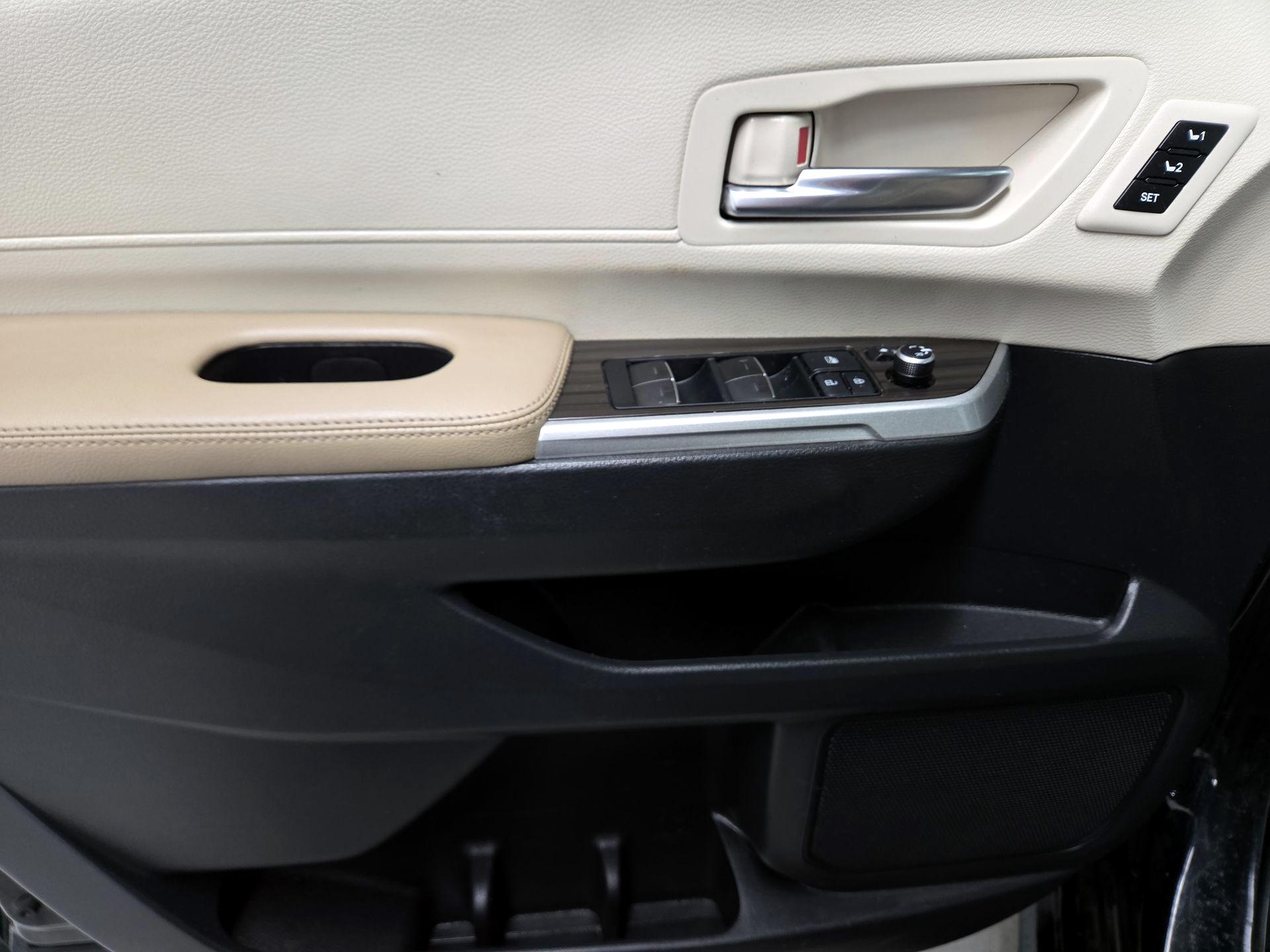 Thumbnail: 2021 Toyota Sienna - 12