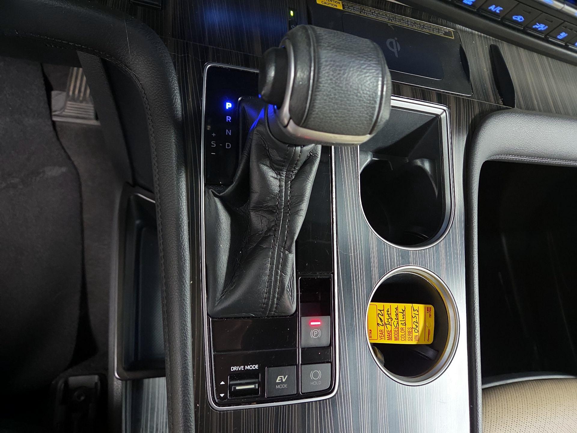 Thumbnail: 2021 Toyota Sienna - 18