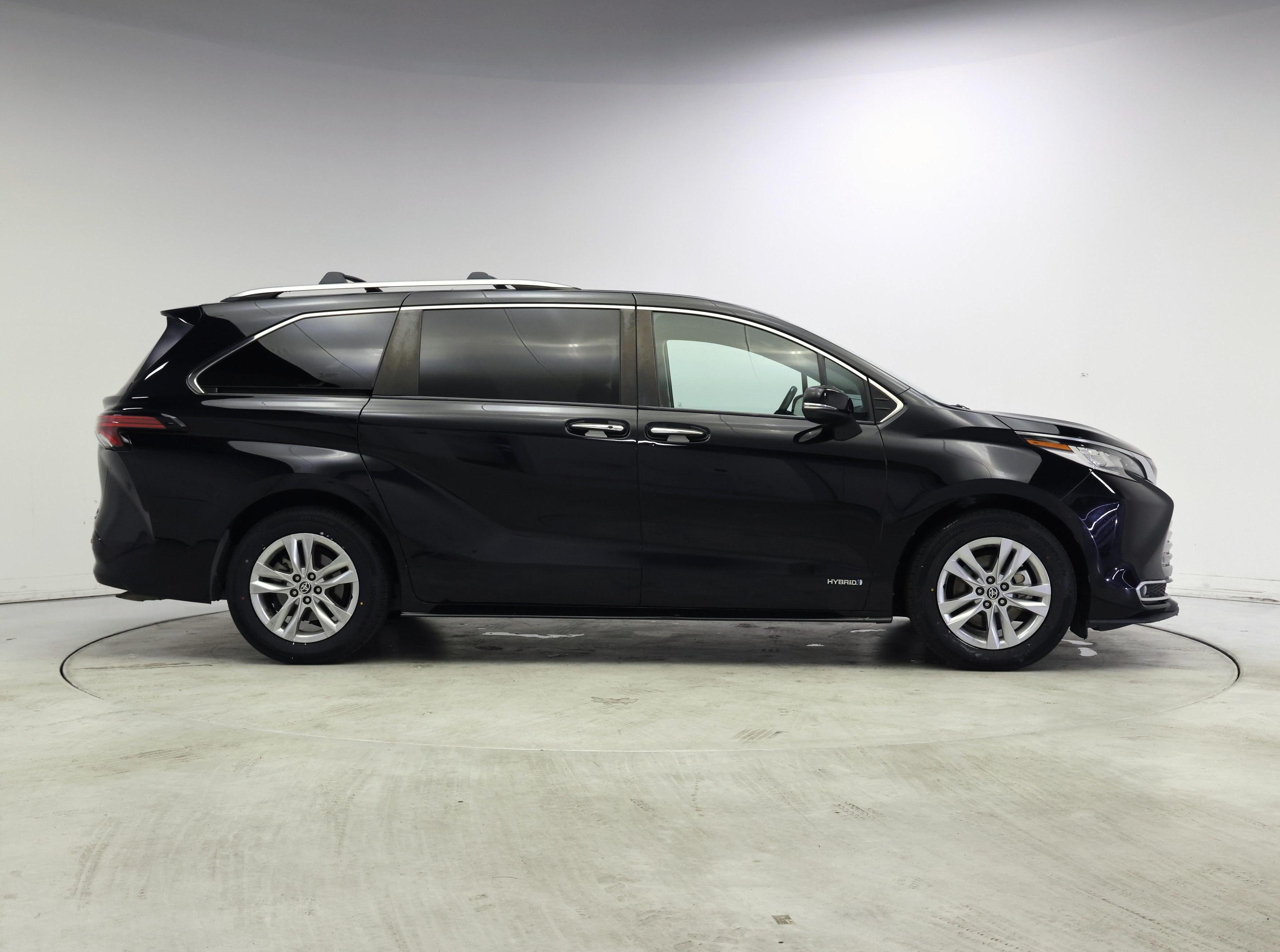 Thumbnail: 2021 Toyota Sienna - 7