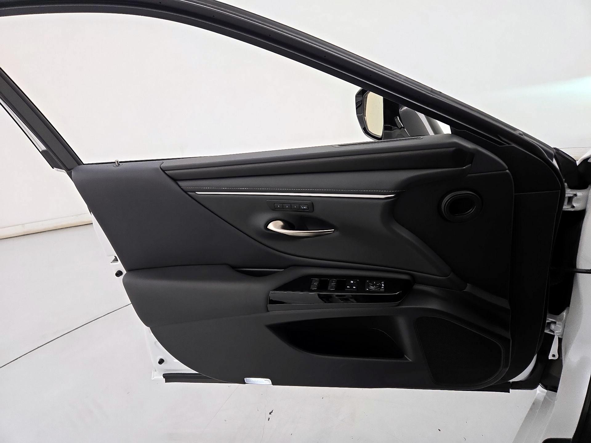 Thumbnail: 2025 Lexus ES - 12