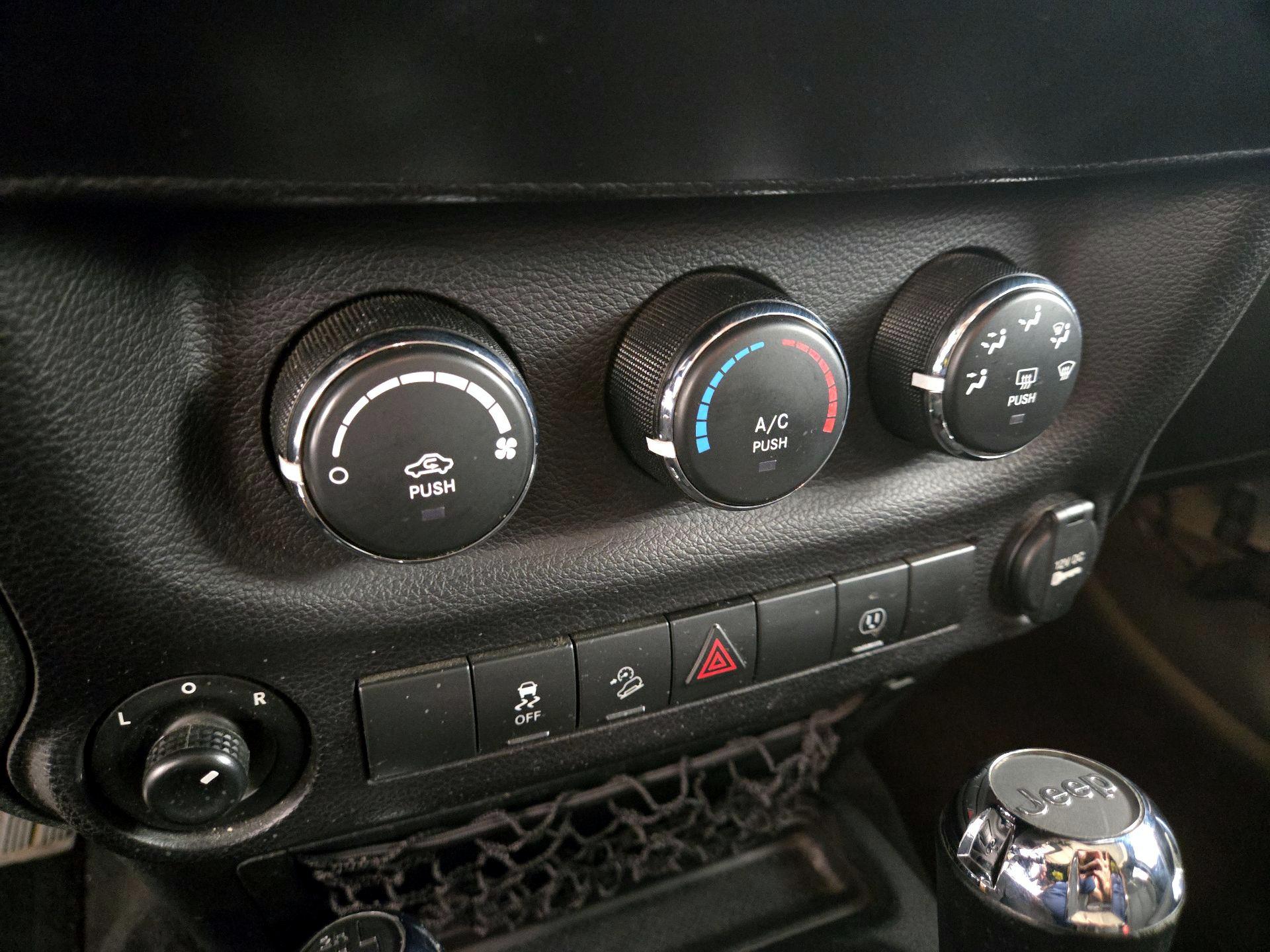 Thumbnail: 2018 Jeep Wrangler - 14