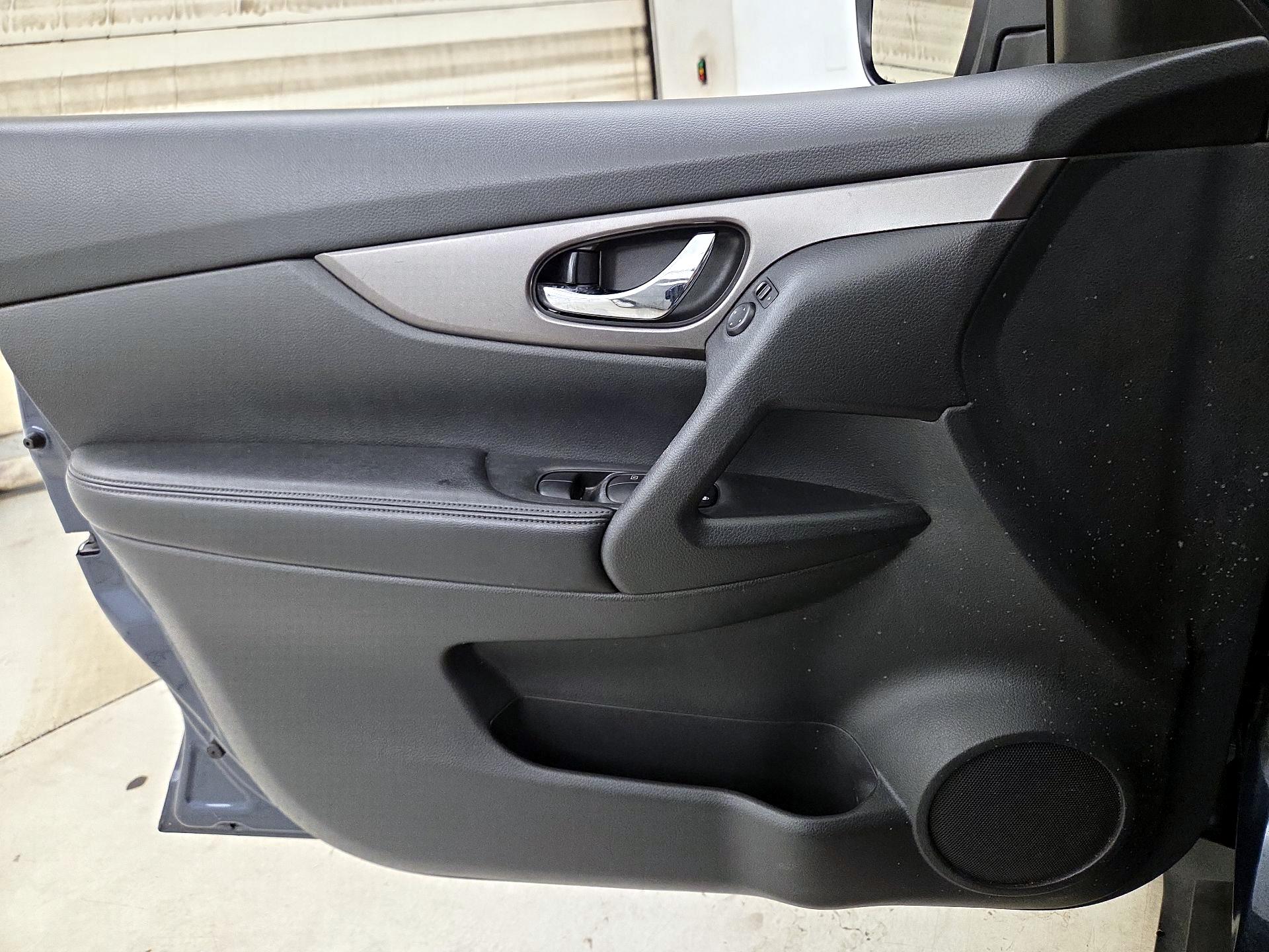 Thumbnail: 2015 Nissan Rogue - 12