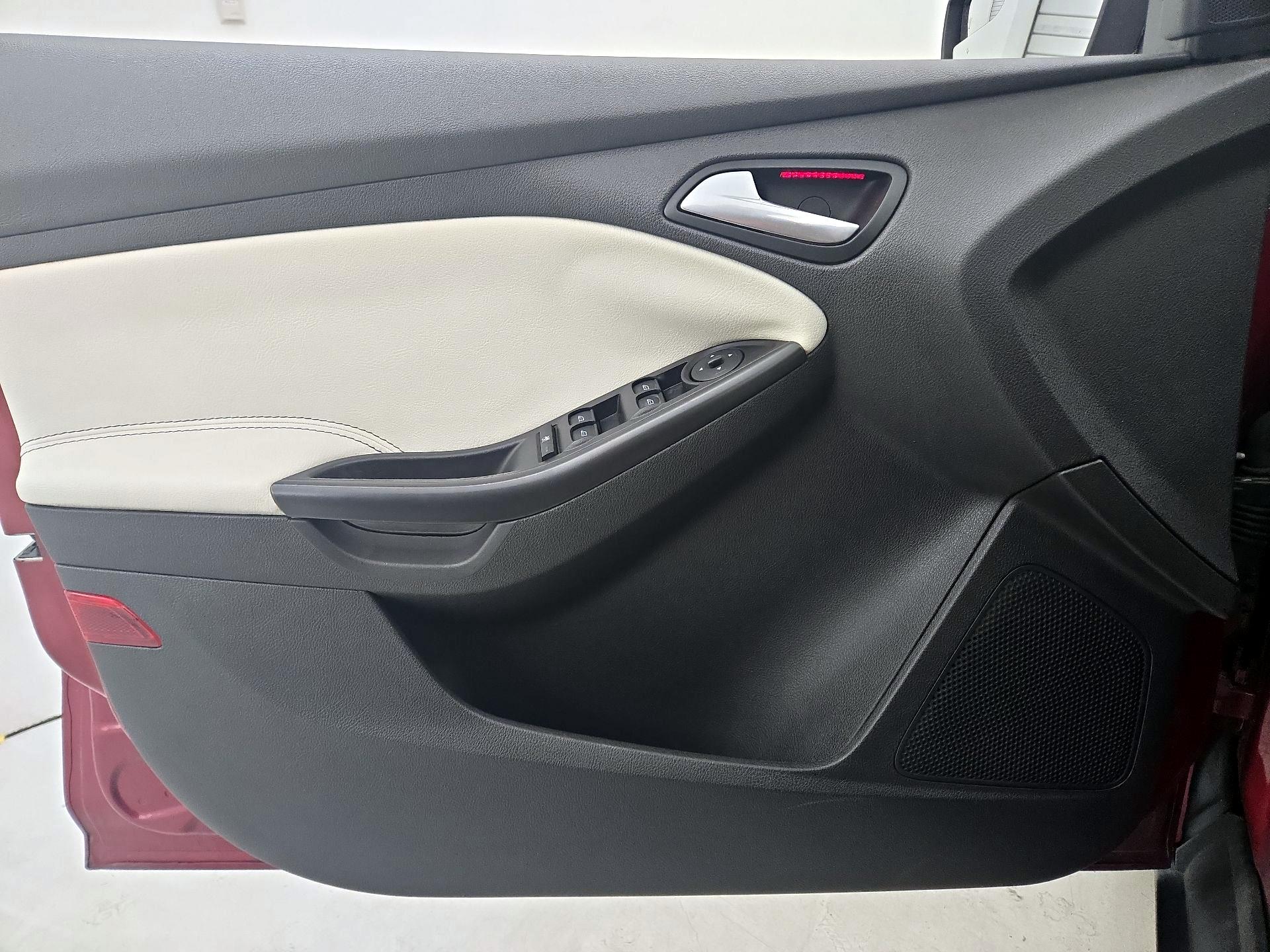 Thumbnail: 2014 Ford Focus - 12