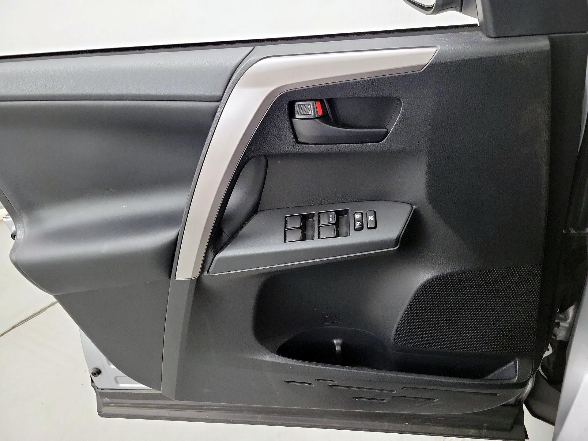 Thumbnail: 2018 Toyota RAV4 - 12