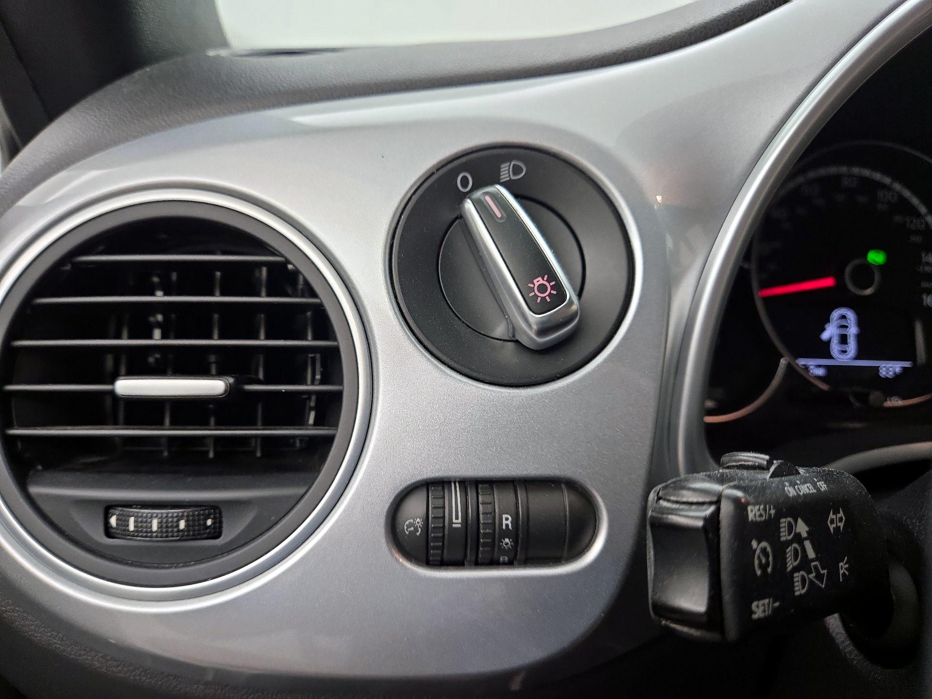 Thumbnail: 2014 Volkswagen Beetle - 13