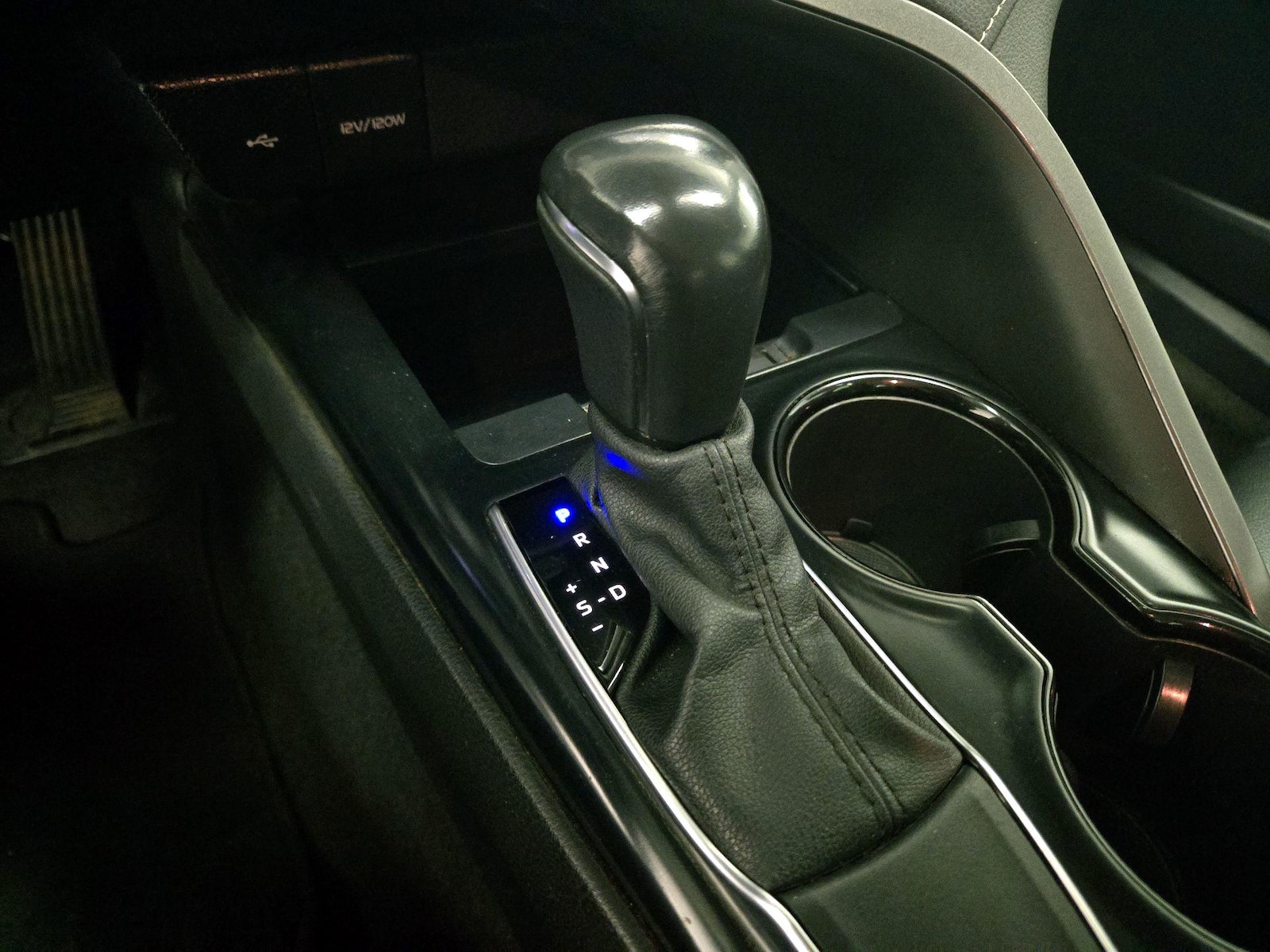 2020 Toyota Camry SE - Photo 18