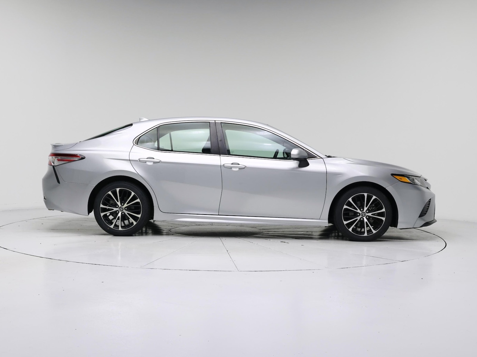 2020 Toyota Camry SE - Photo 8