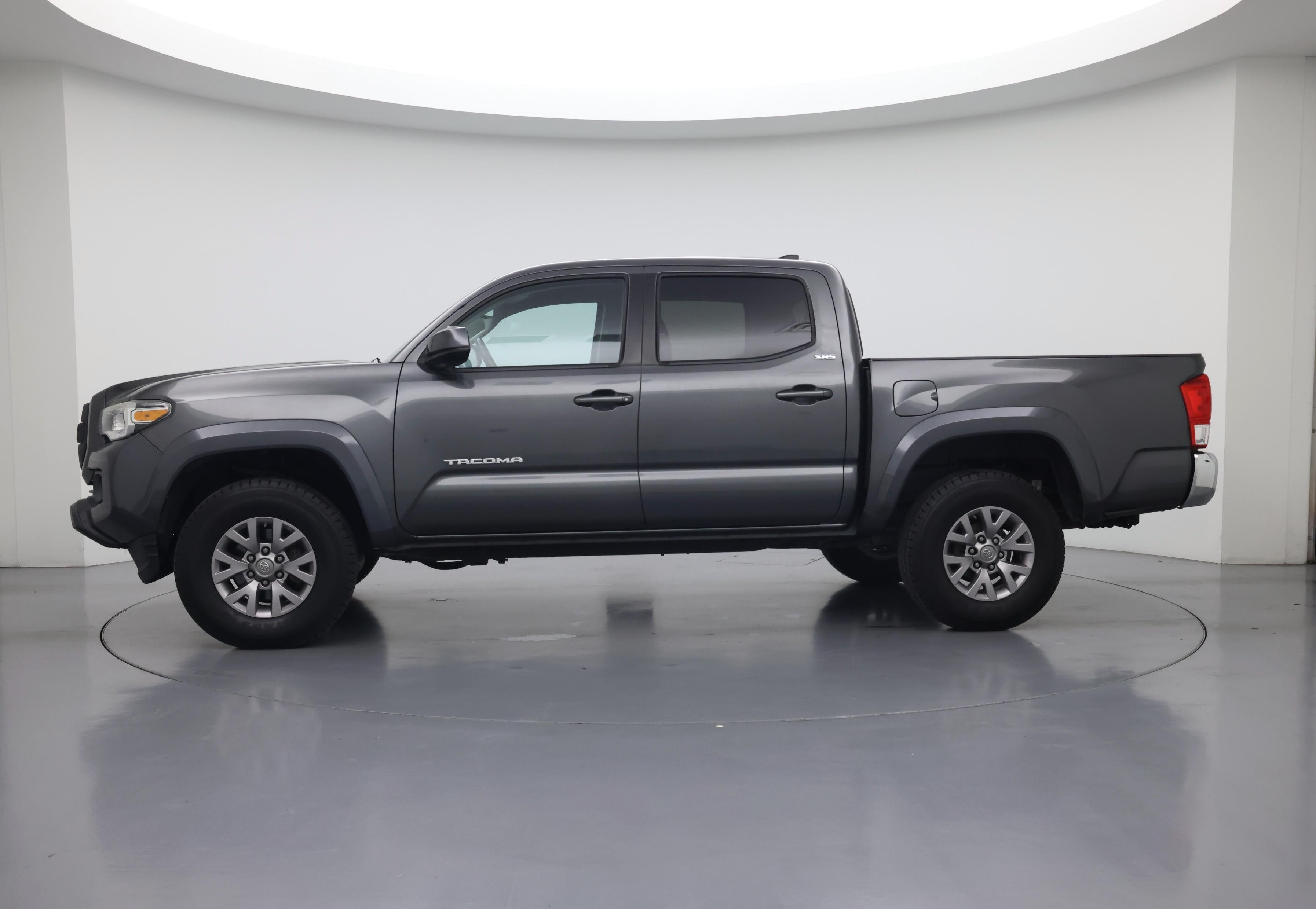 Thumbnail: 2017 Toyota Tacoma - 3