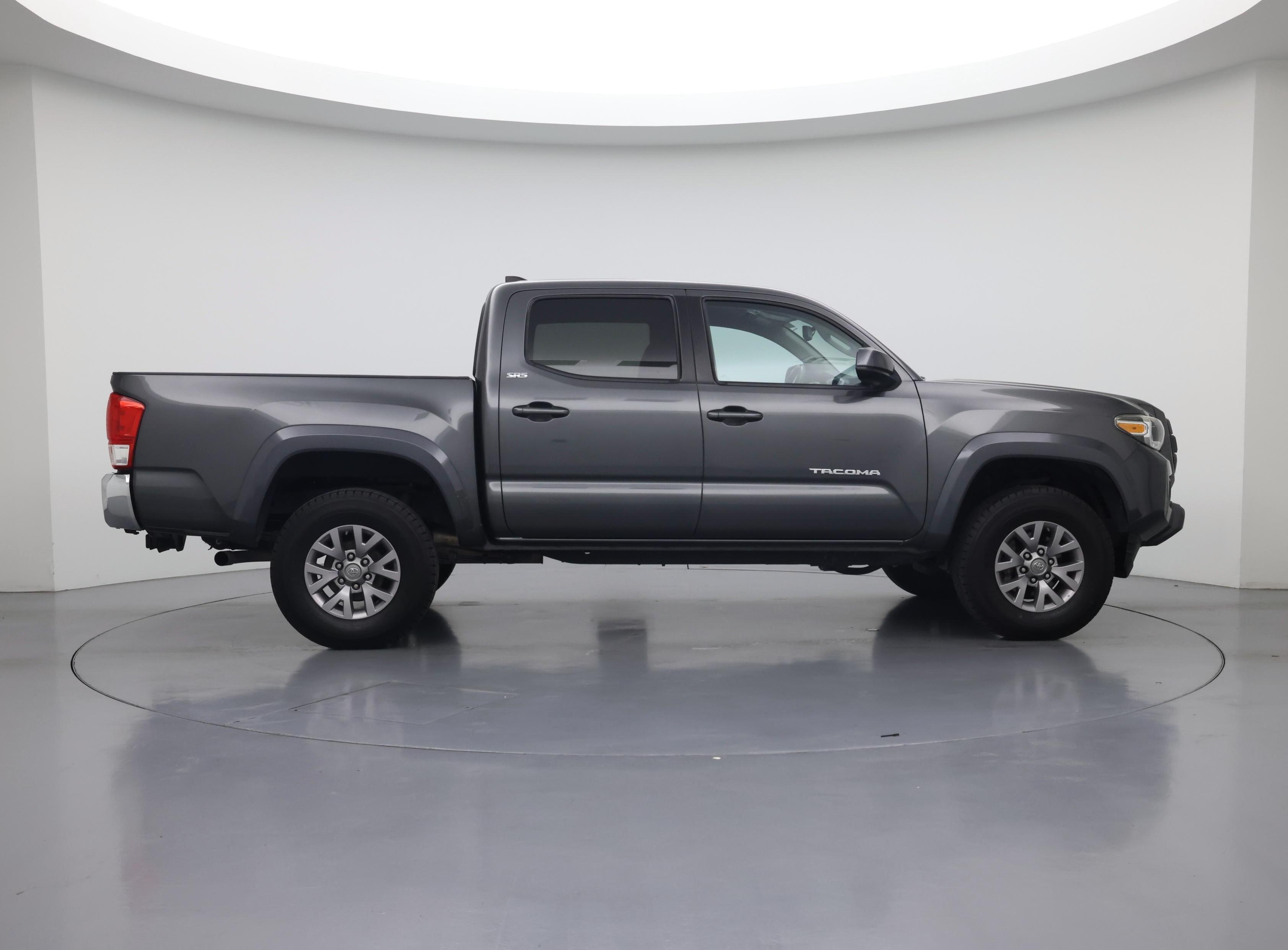 Thumbnail: 2017 Toyota Tacoma - 7