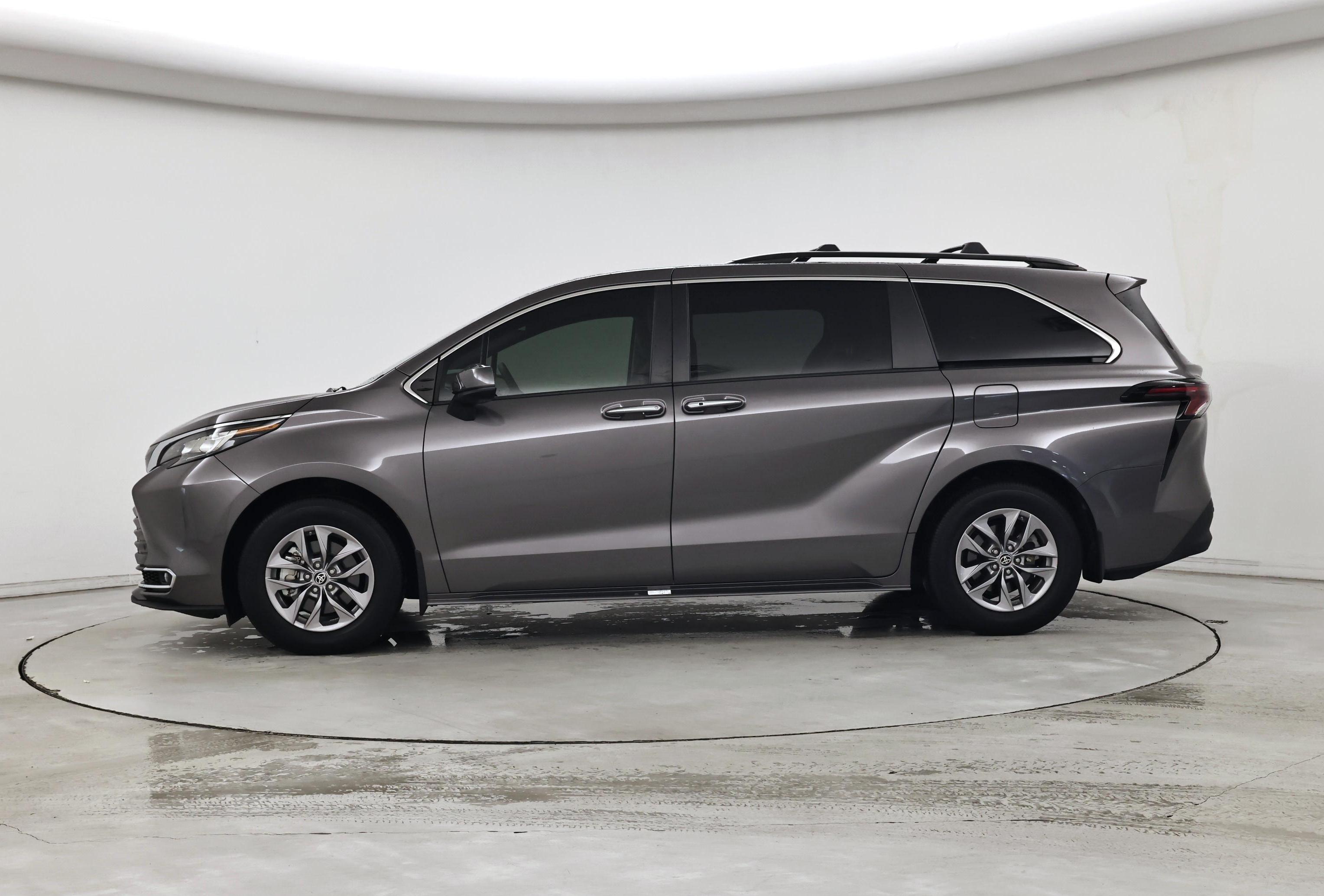 Thumbnail: 2023 Toyota Sienna - 3