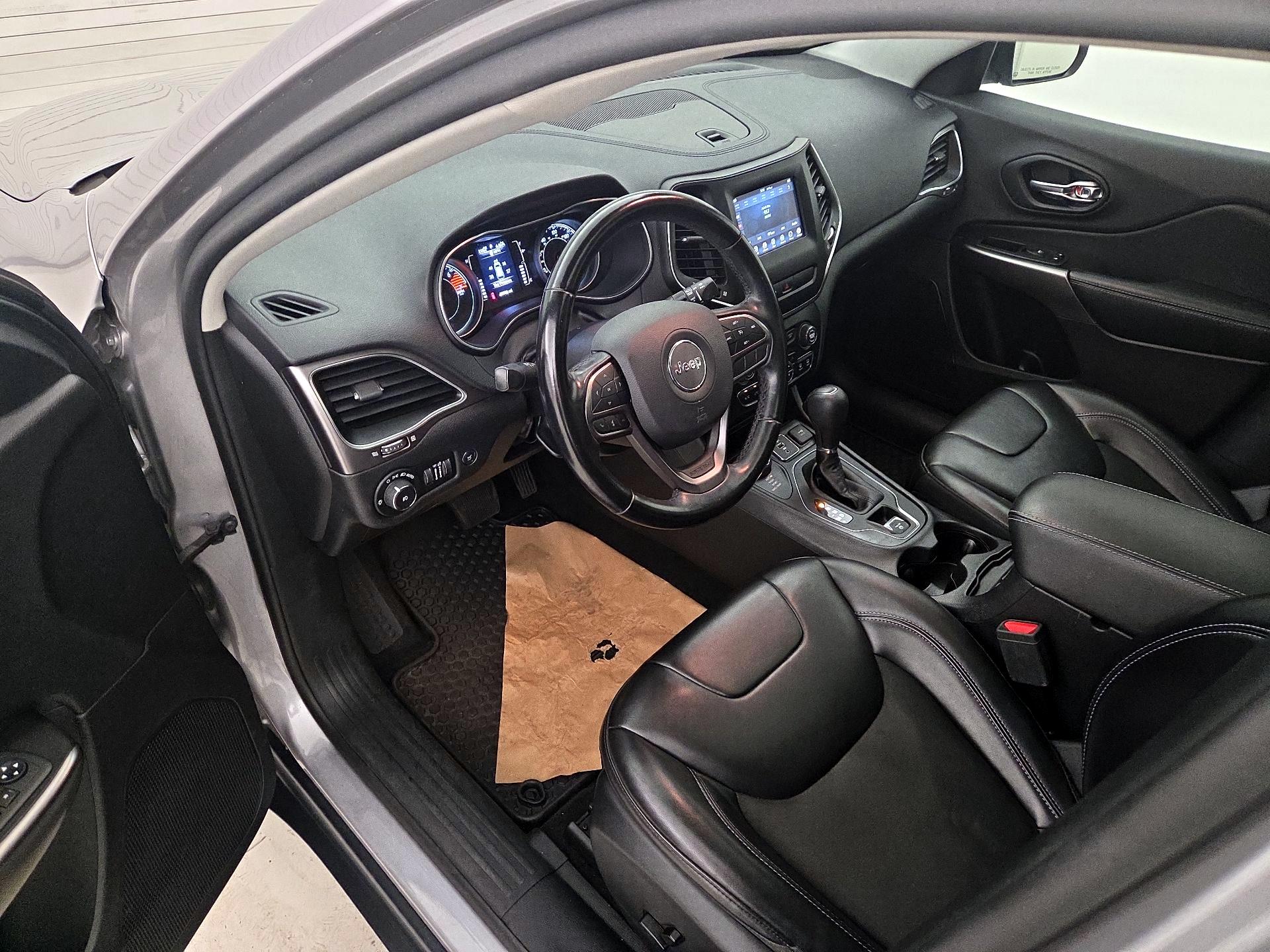Thumbnail: 2020 Jeep Cherokee - 11