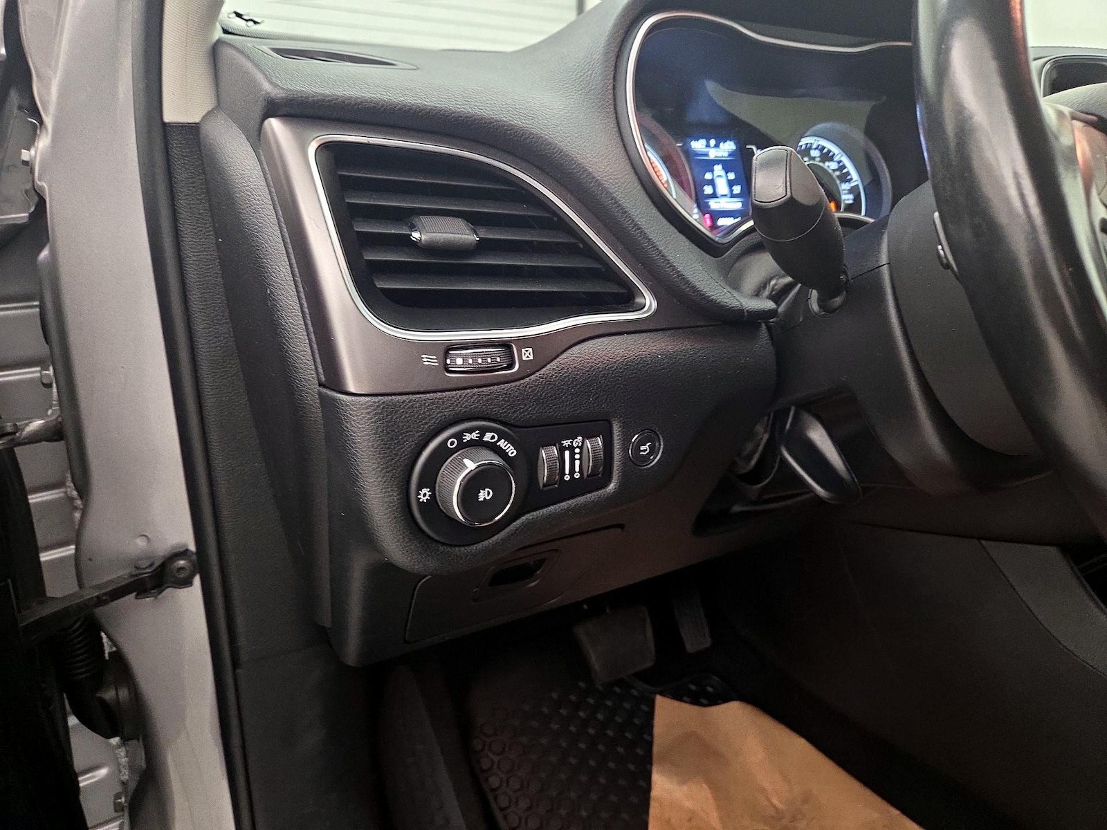 2020 Jeep Cherokee Latitude Plus - Photo 14
