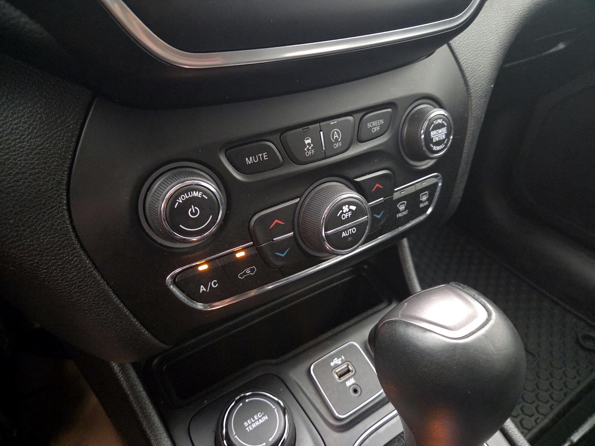 Thumbnail: 2020 Jeep Cherokee - 16