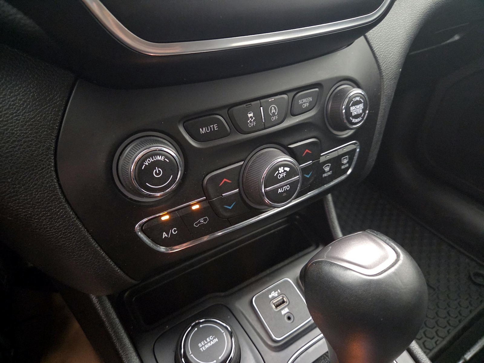 2020 Jeep Cherokee Latitude Plus - Photo 17