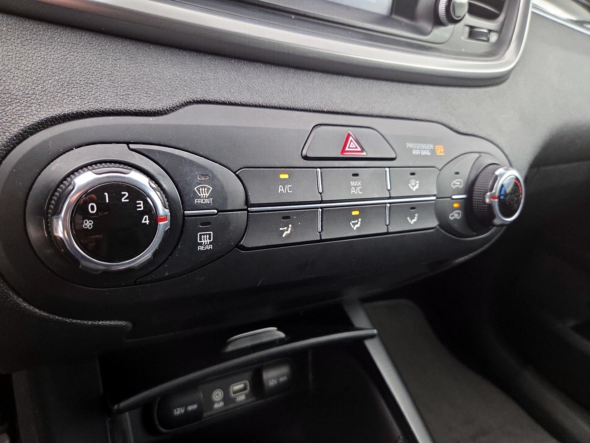 Thumbnail: 2019 Kia Sorento - 16
