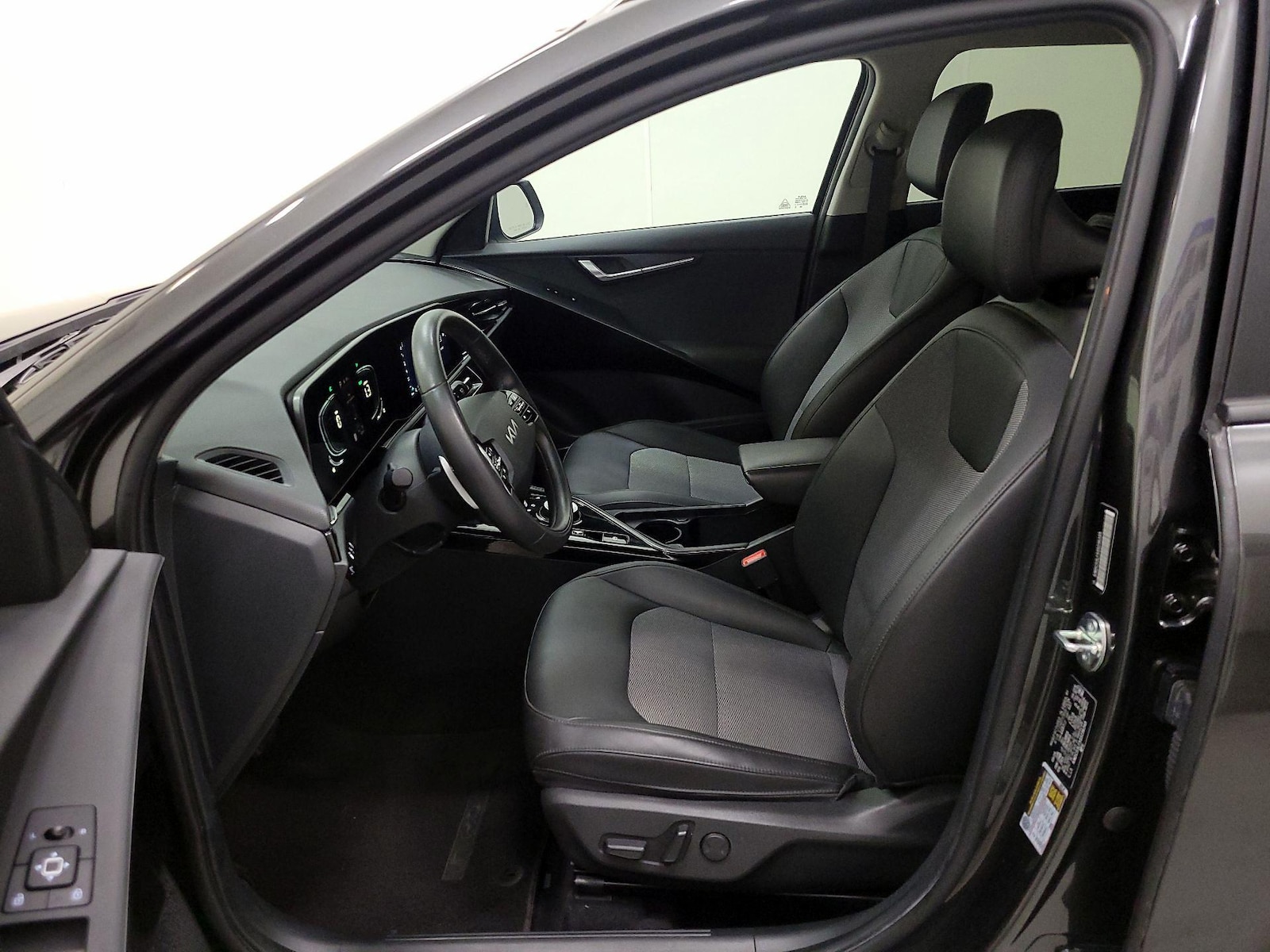 2025 Kia Niro EX - Photo 12