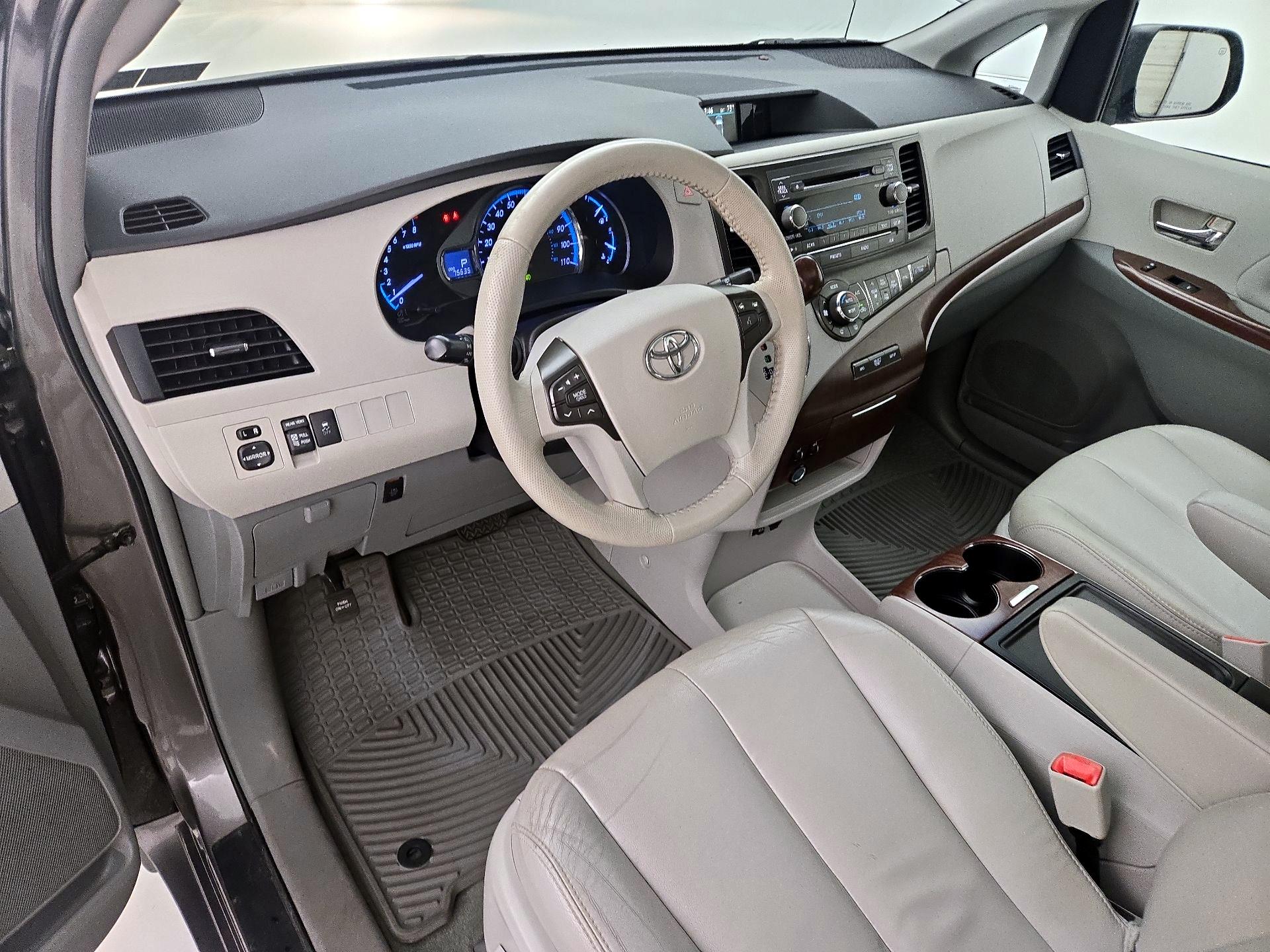 Thumbnail: 2014 Toyota Sienna - 11