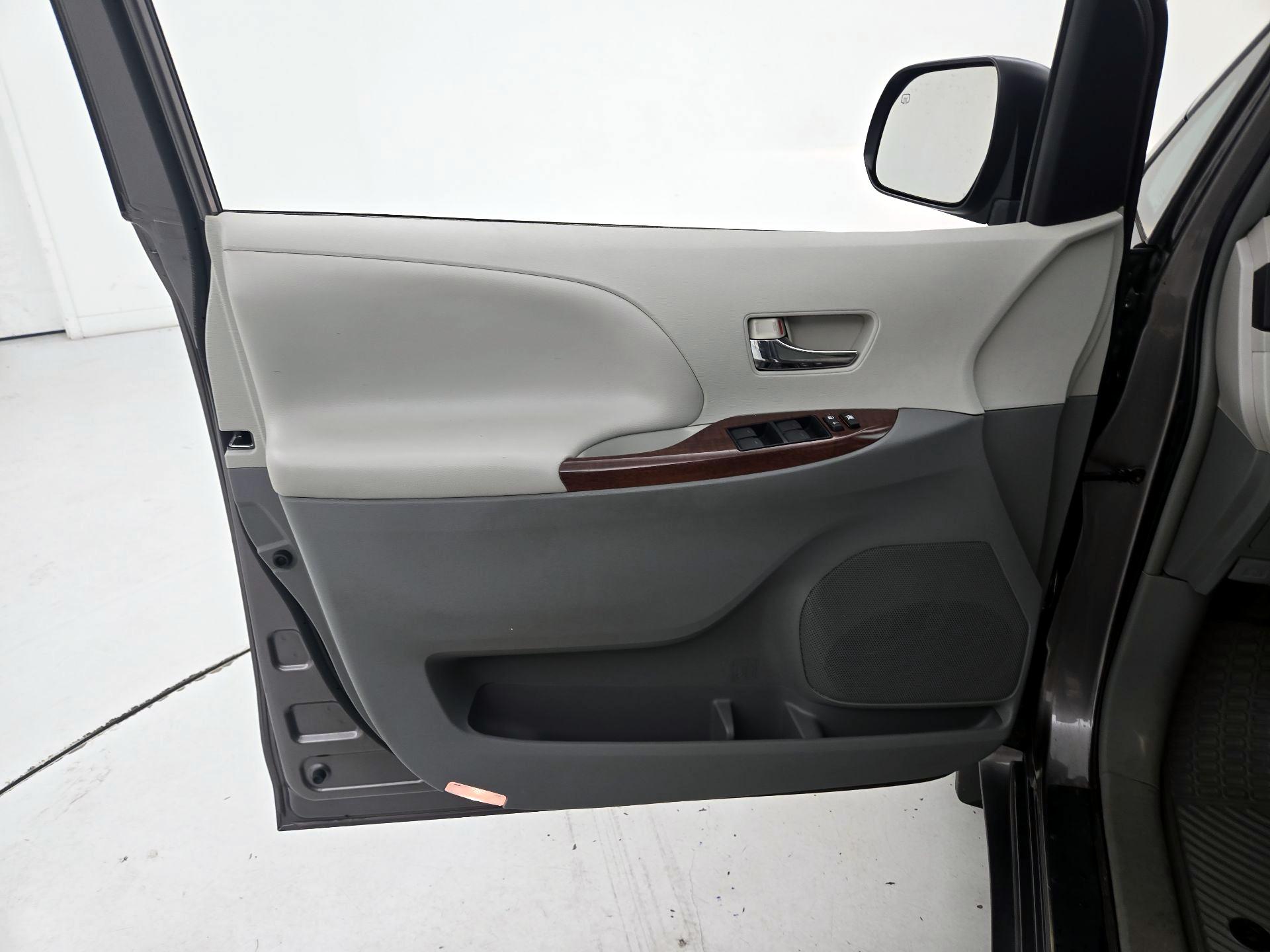 Thumbnail: 2014 Toyota Sienna - 12