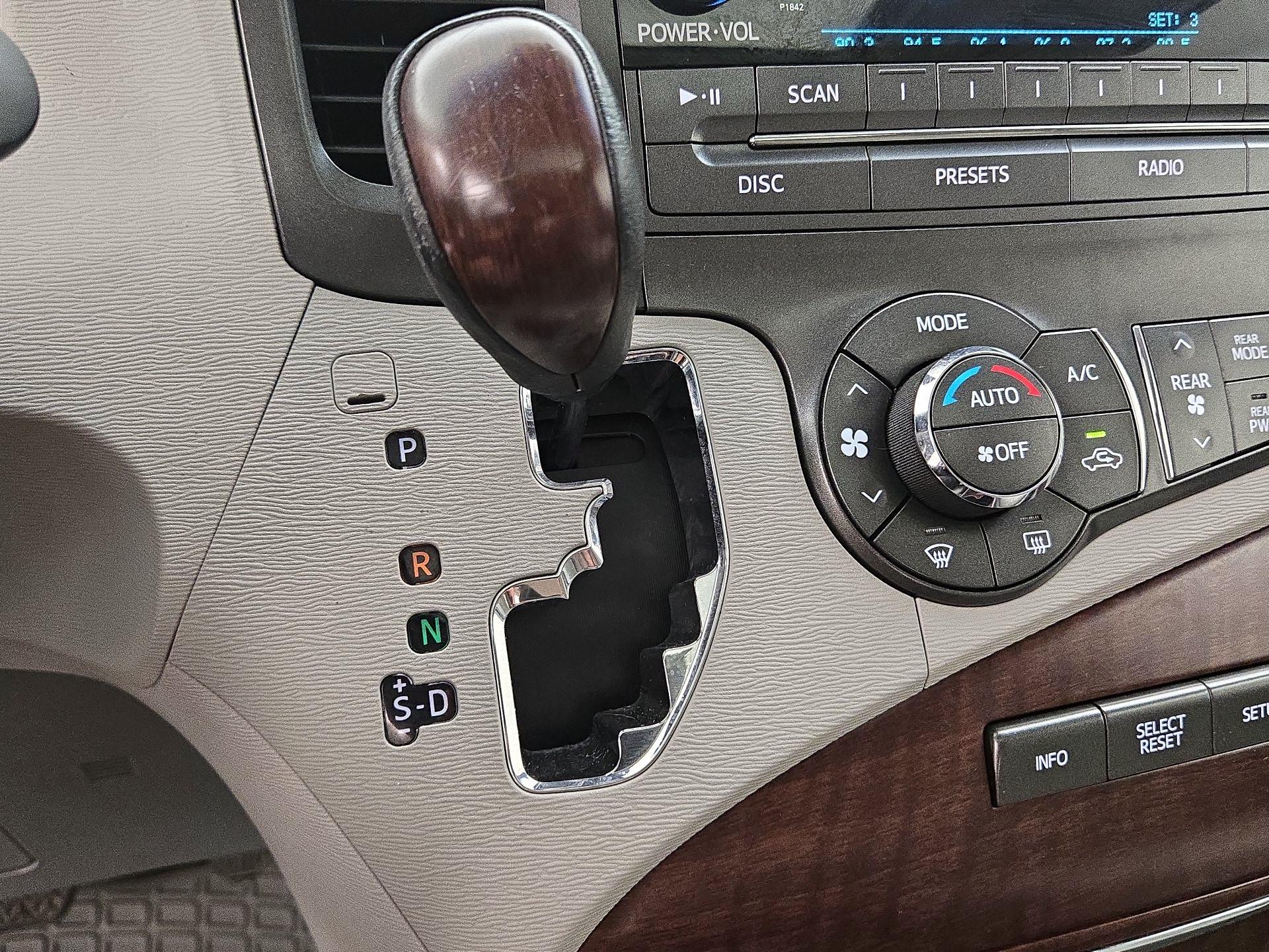 Thumbnail: 2014 Toyota Sienna - 17