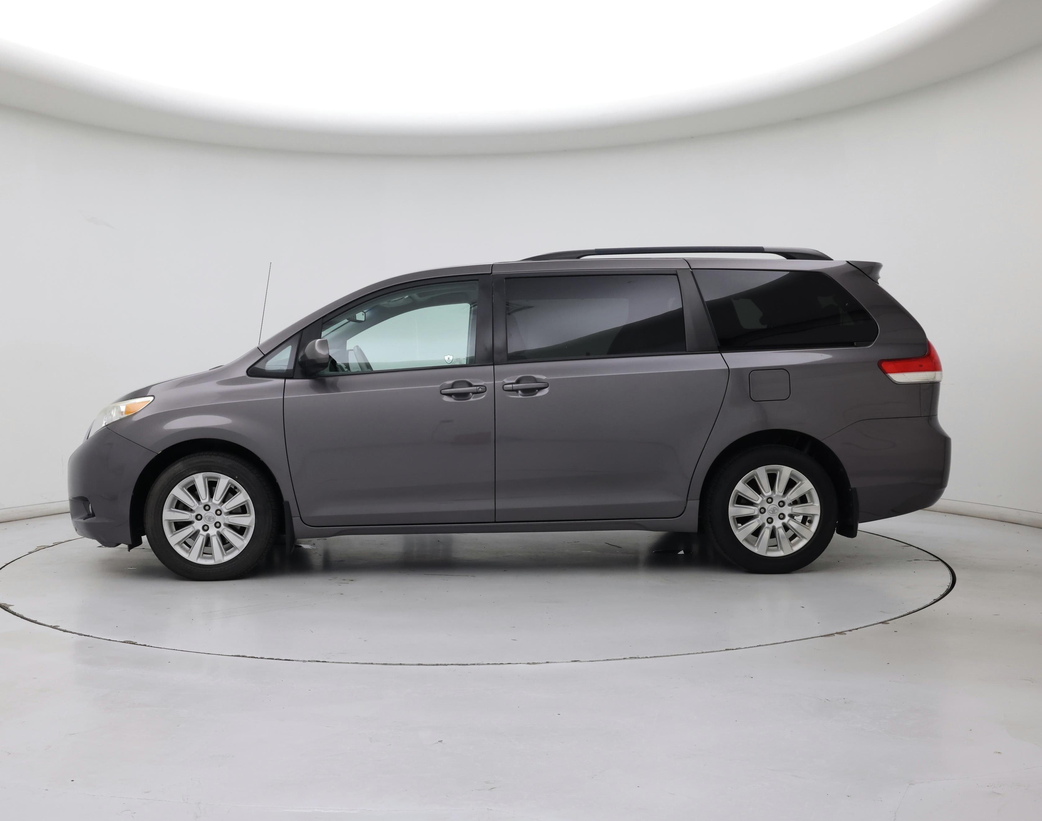 Thumbnail: 2014 Toyota Sienna - 3