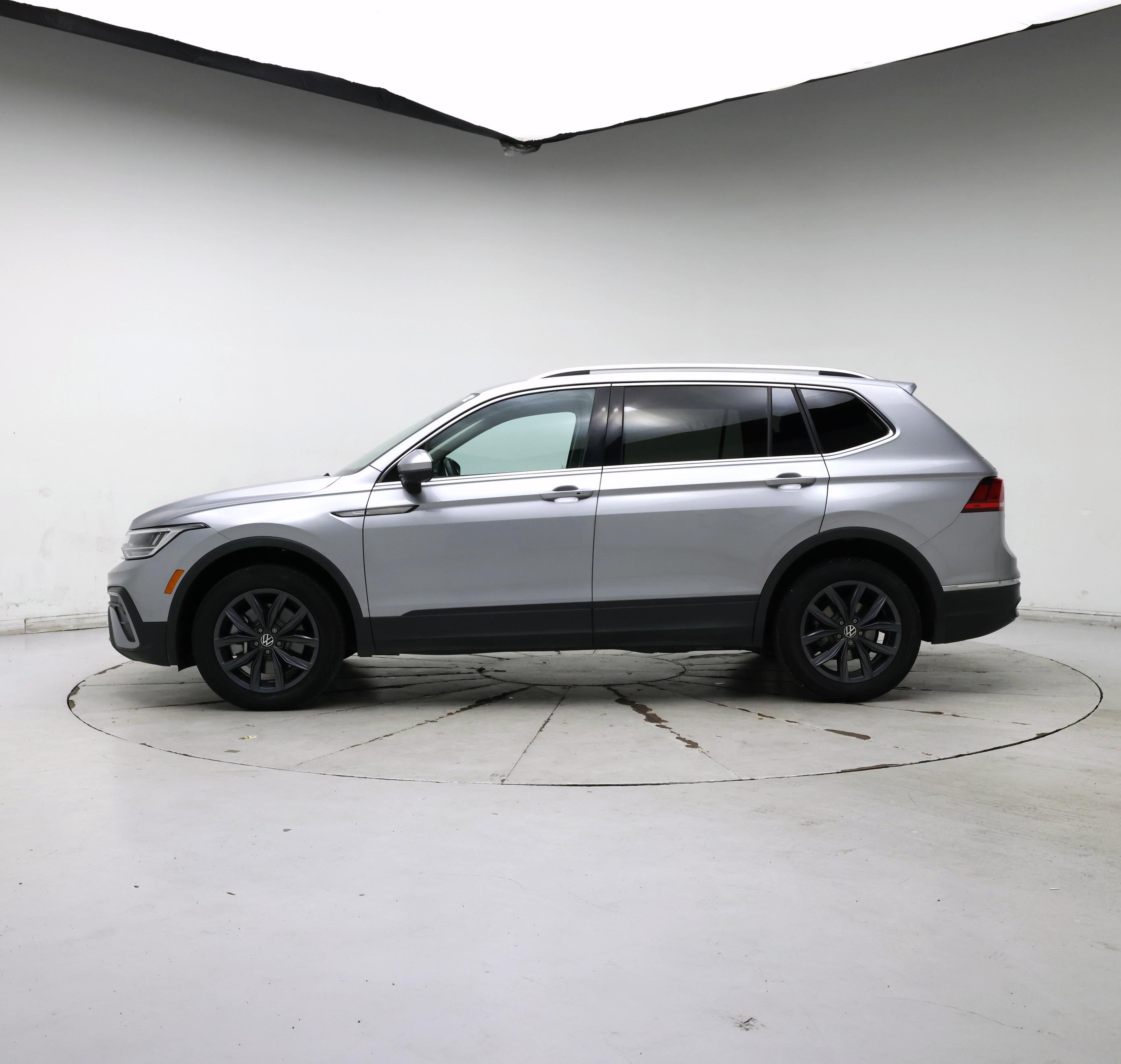 Thumbnail: 2023 Volkswagen Tiguan - 3