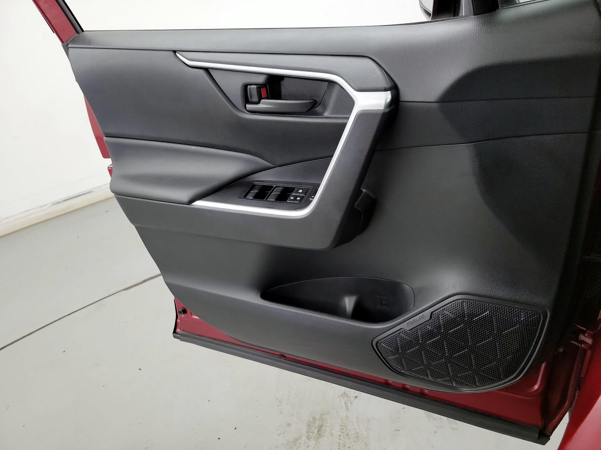 Thumbnail: 2020 Toyota RAV4 - 12
