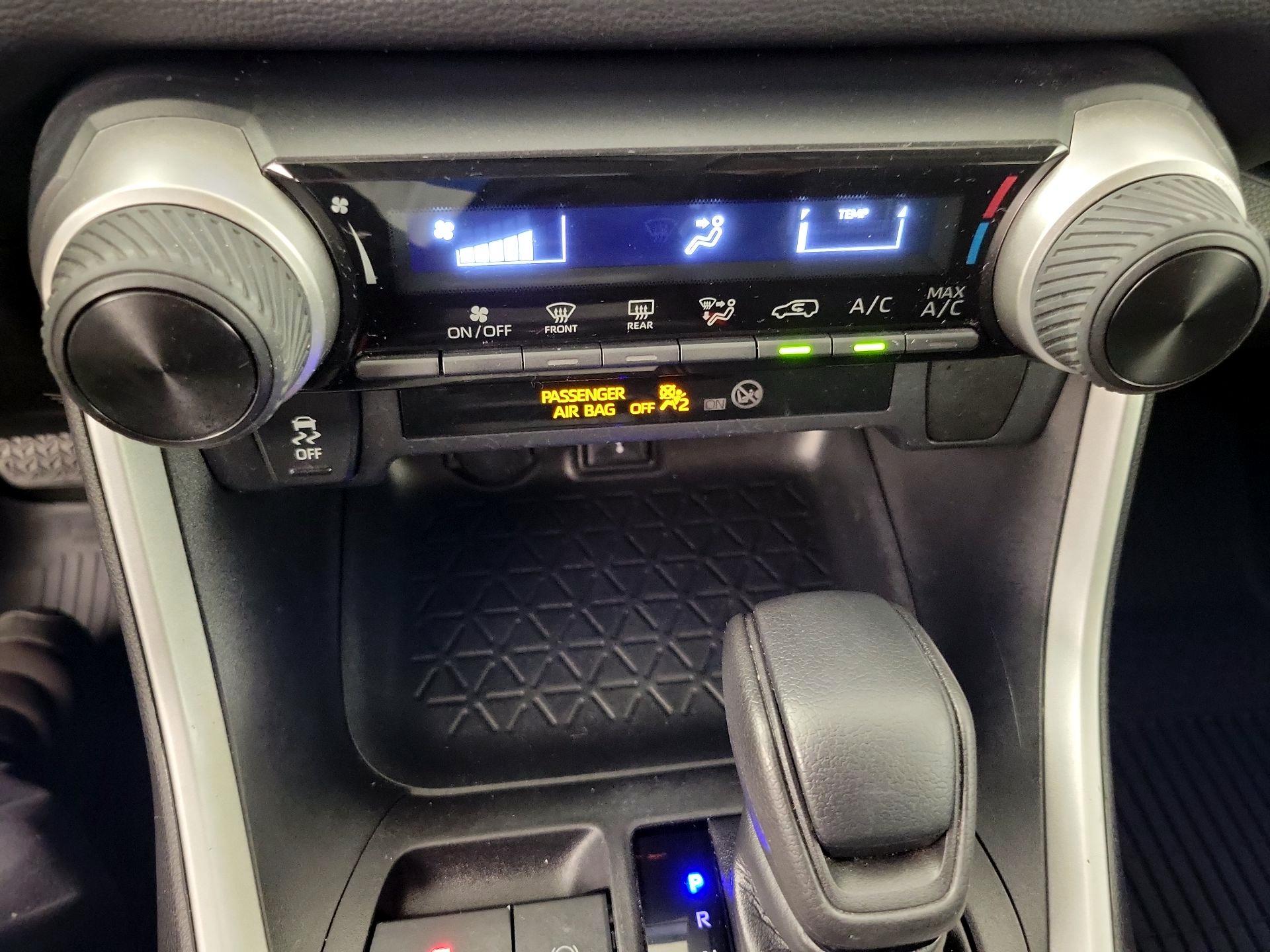 Thumbnail: 2020 Toyota RAV4 - 17