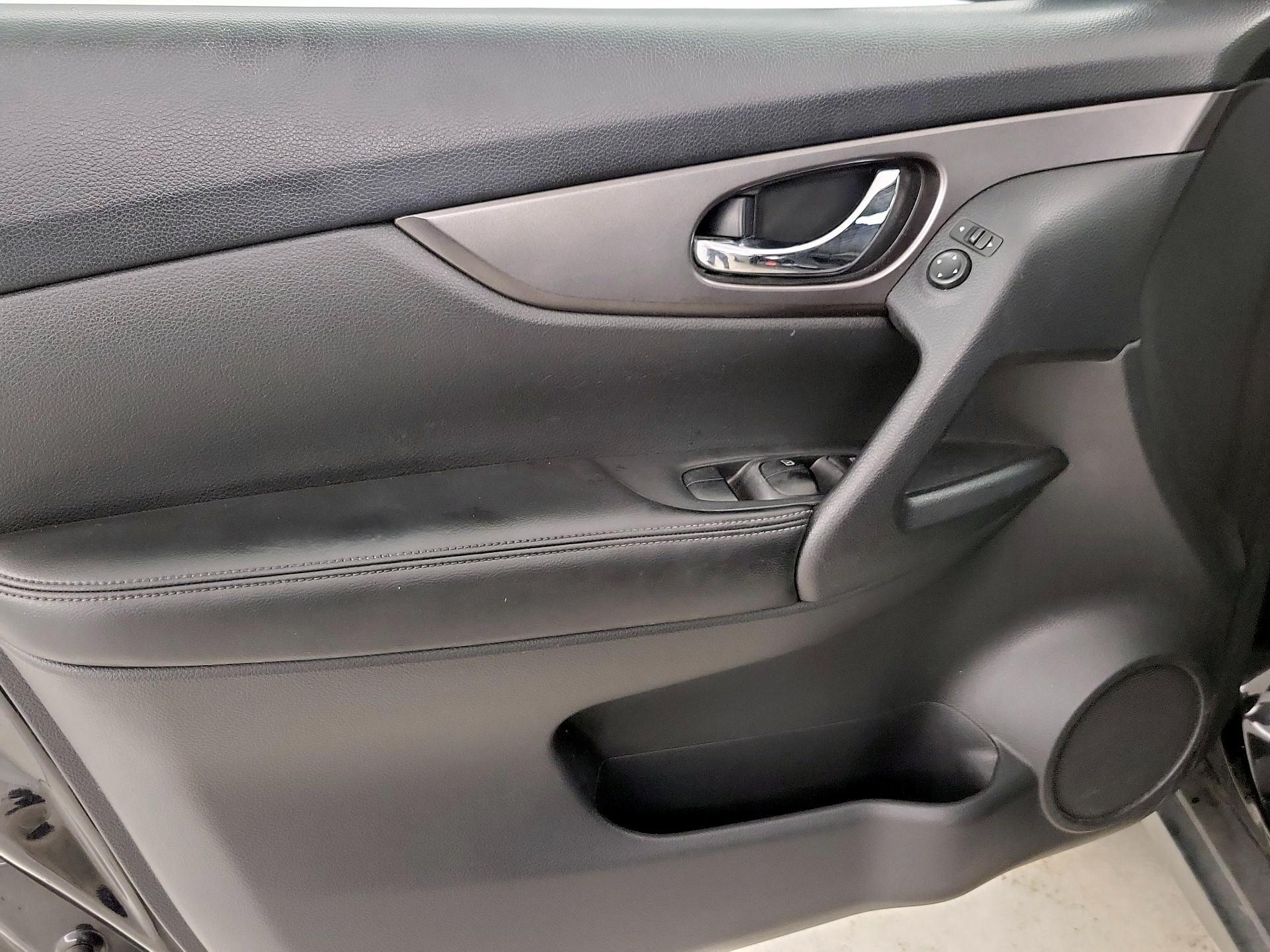 Thumbnail: 2016 Nissan Rogue - 12
