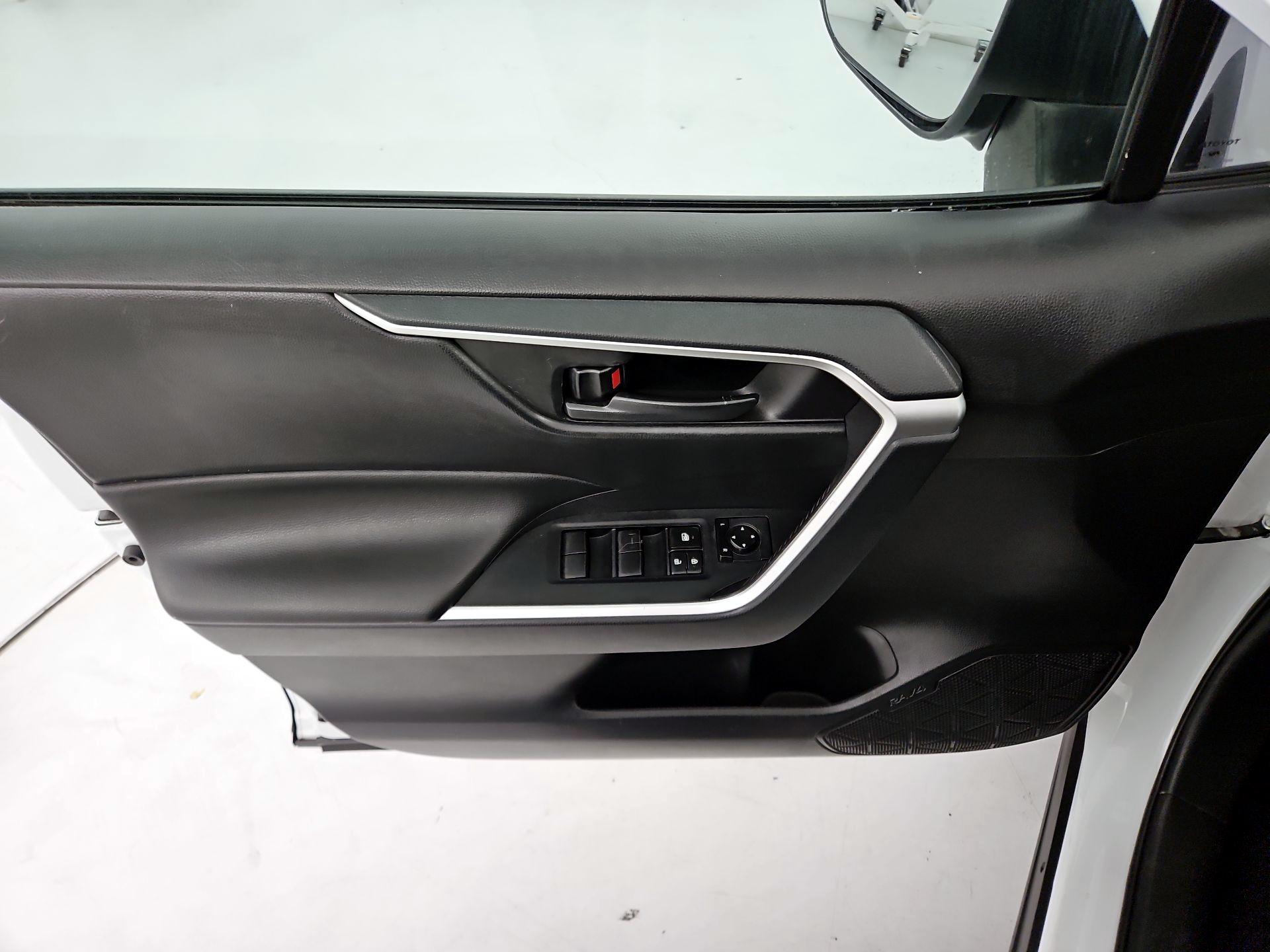 Thumbnail: 2019 Toyota RAV4 - 12