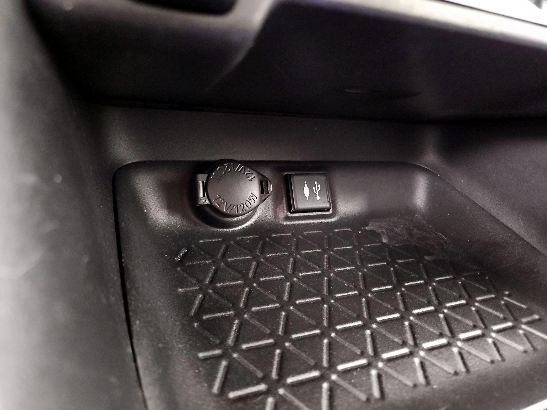 Thumbnail: 2019 Toyota RAV4 - 18