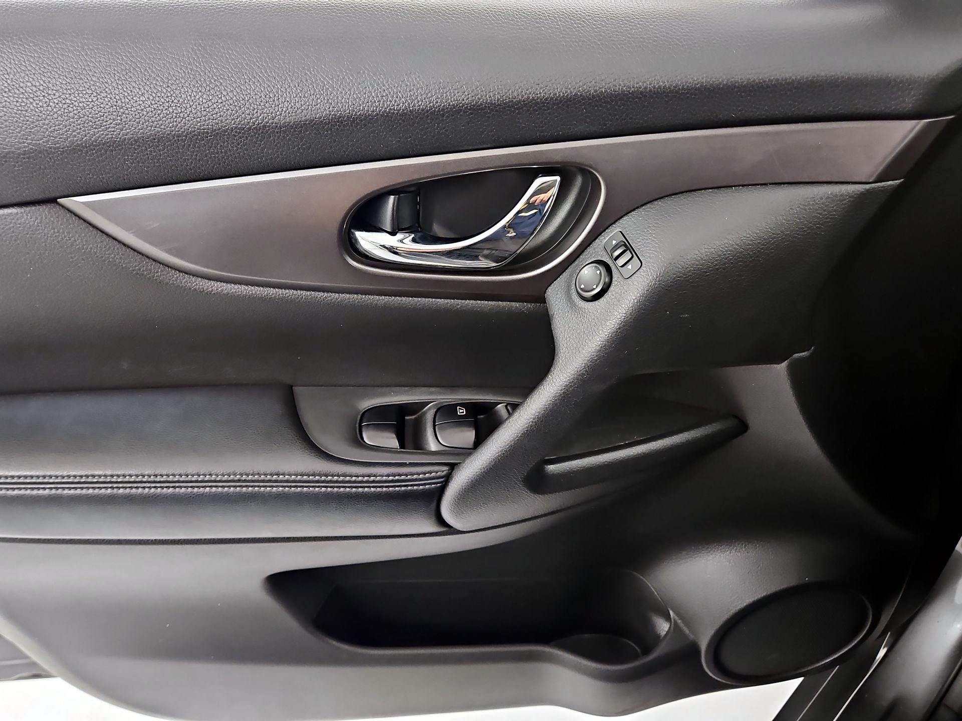 Thumbnail: 2016 Nissan Rogue - 10