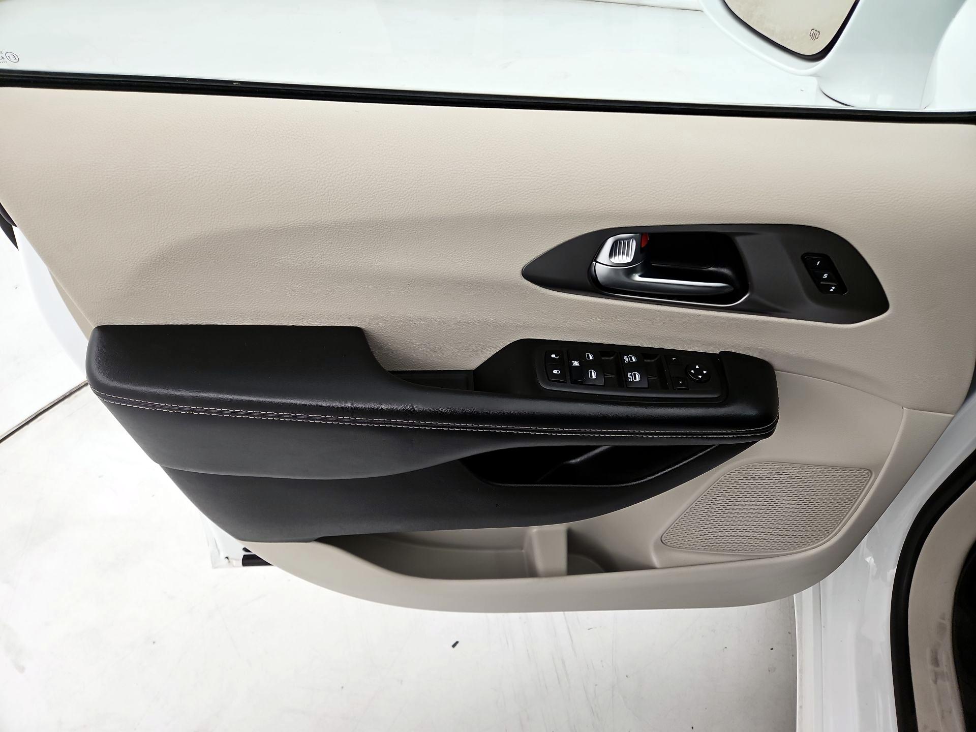 Thumbnail: 2022 Chrysler Pacifica - 12