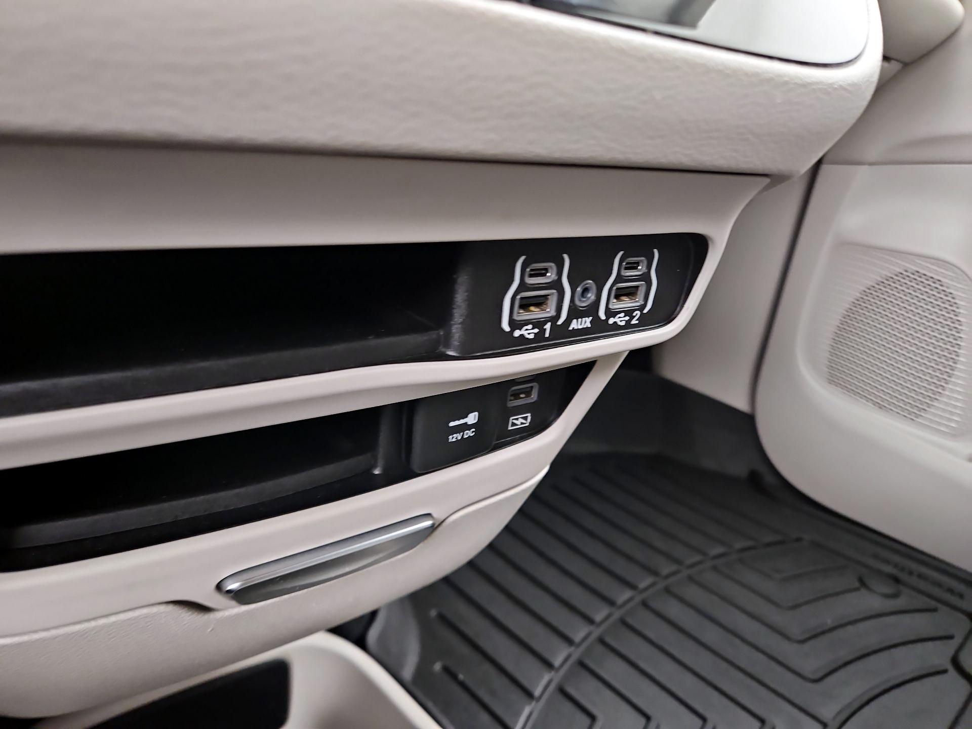 Thumbnail: 2022 Chrysler Pacifica - 18