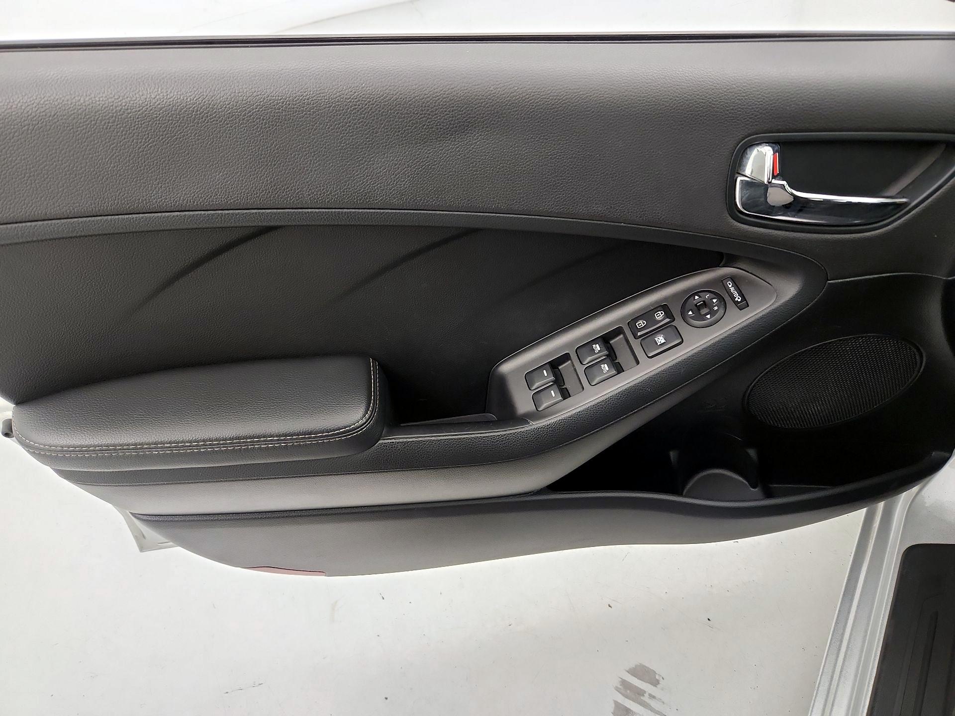 Thumbnail: 2016 Kia Forte - 12