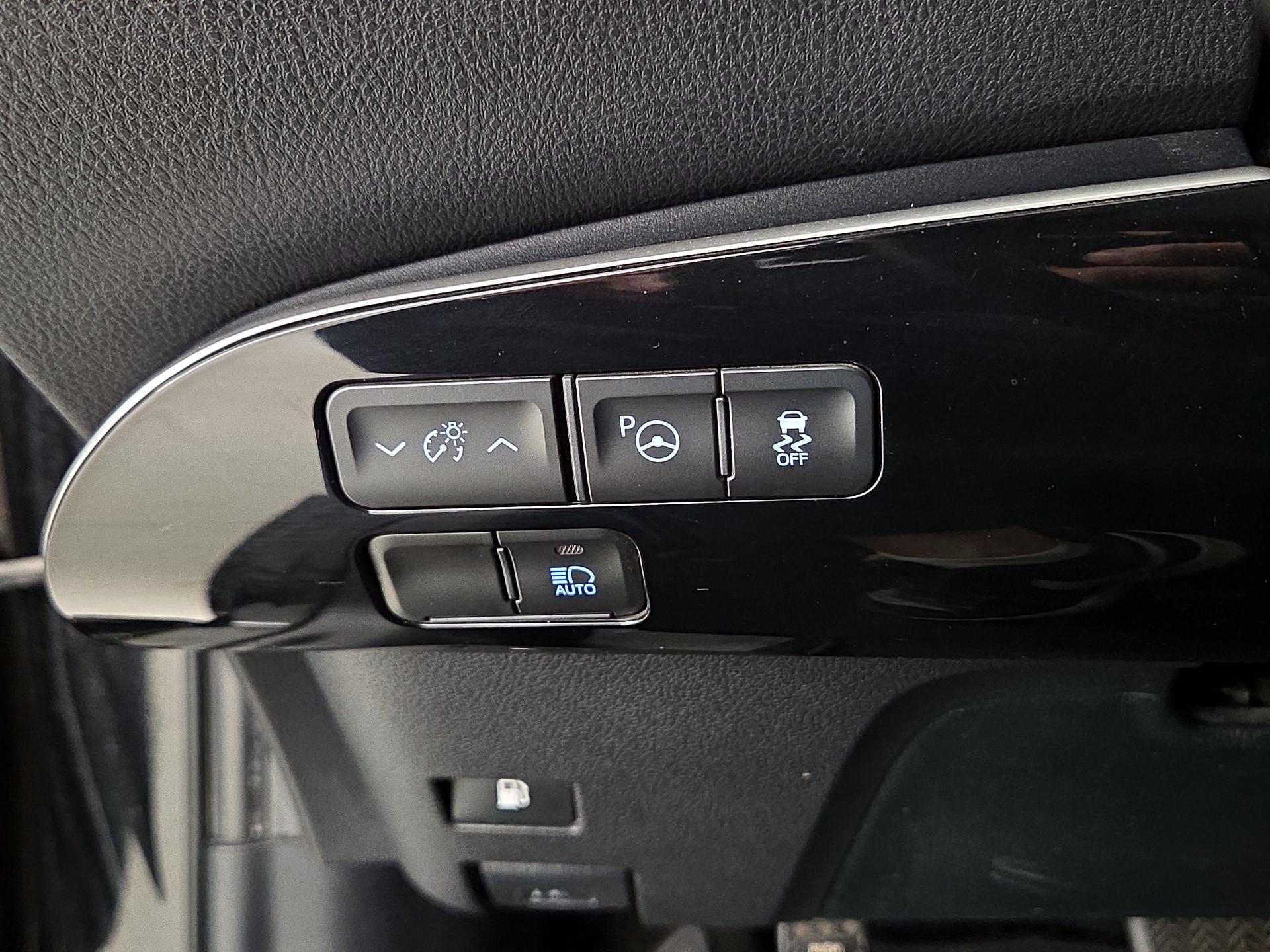 Thumbnail: 2019 Toyota Prius - 13