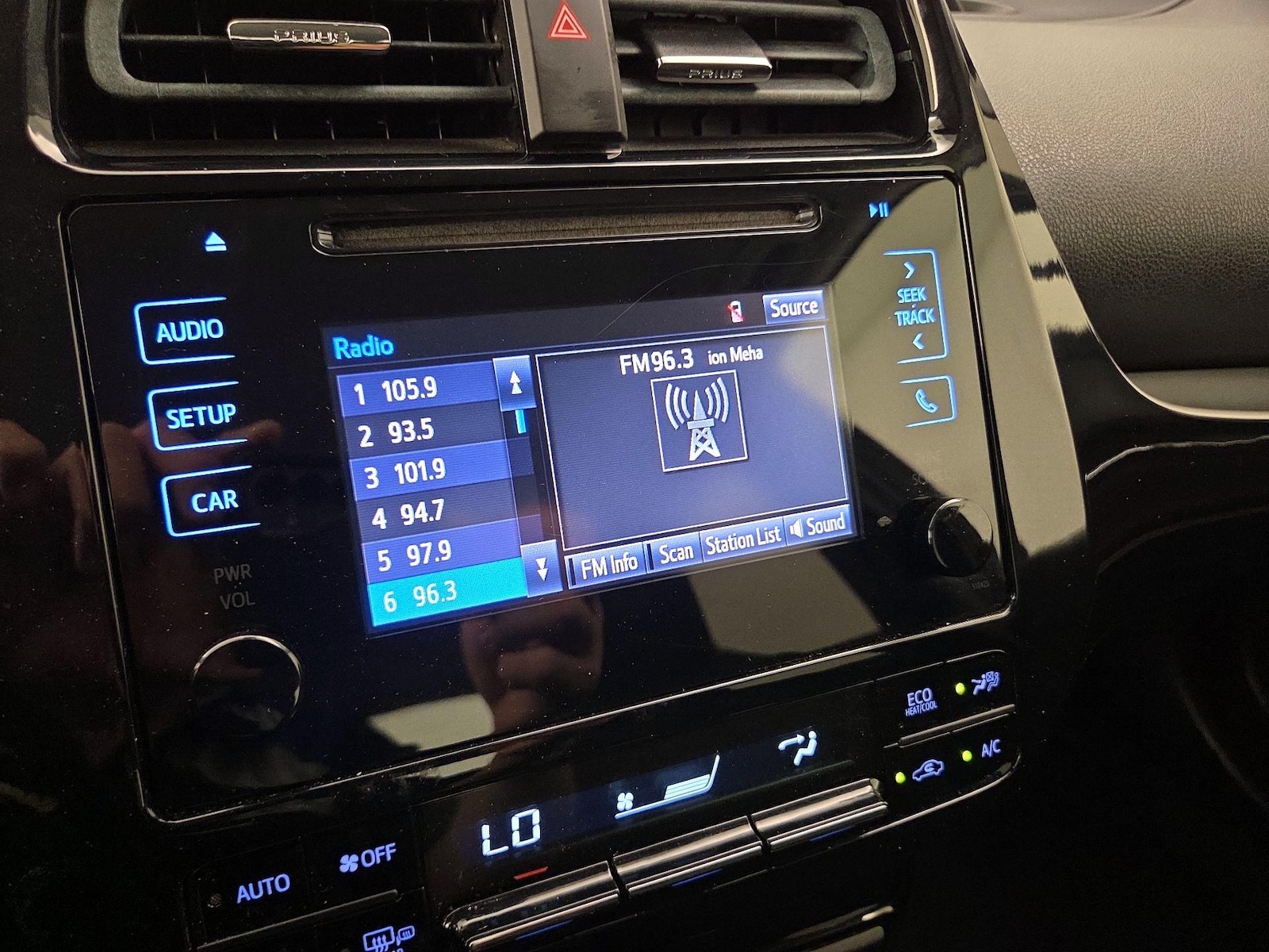 2019 Toyota Prius LE - Photo 16