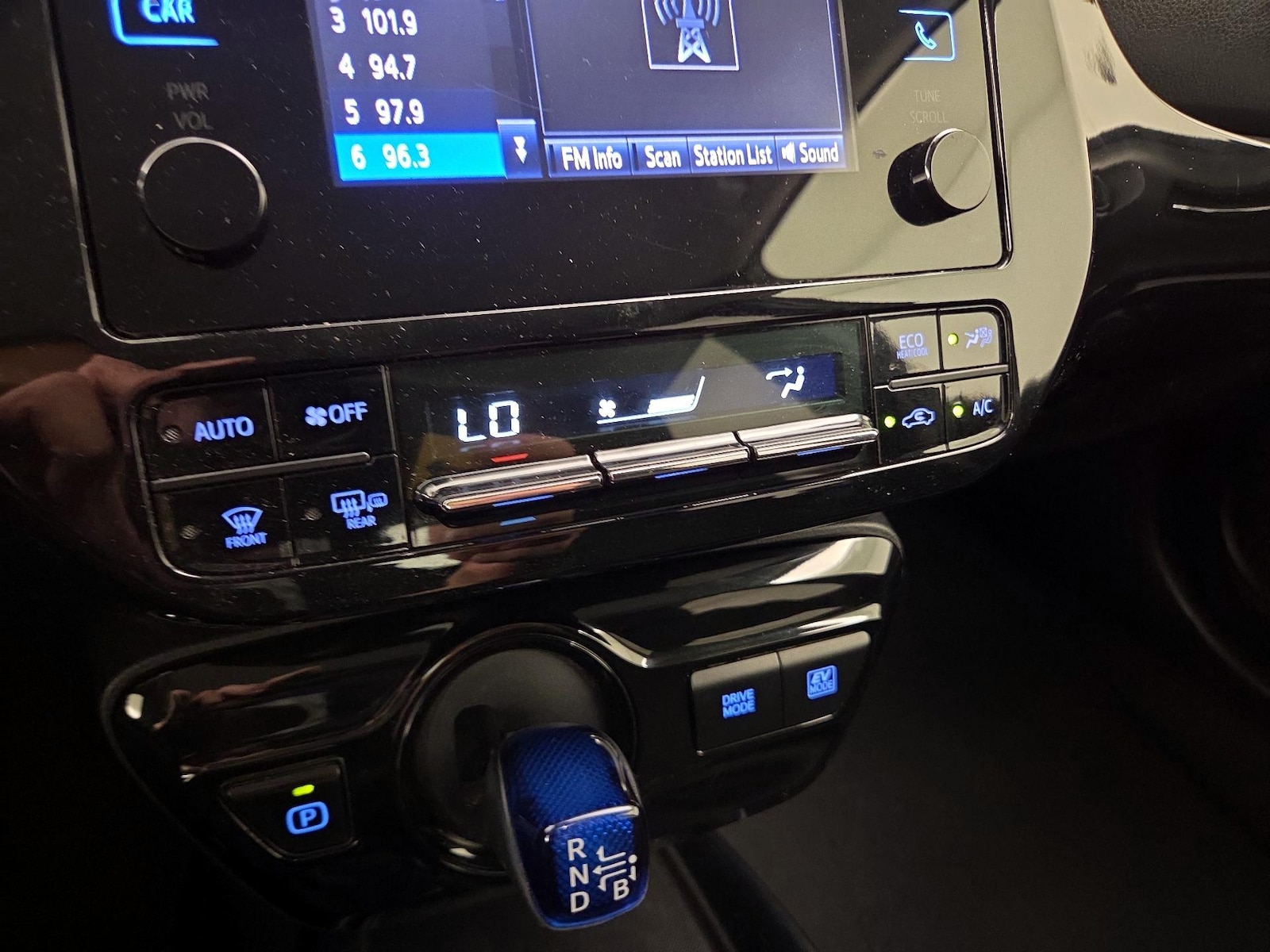 2019 Toyota Prius LE - Photo 17