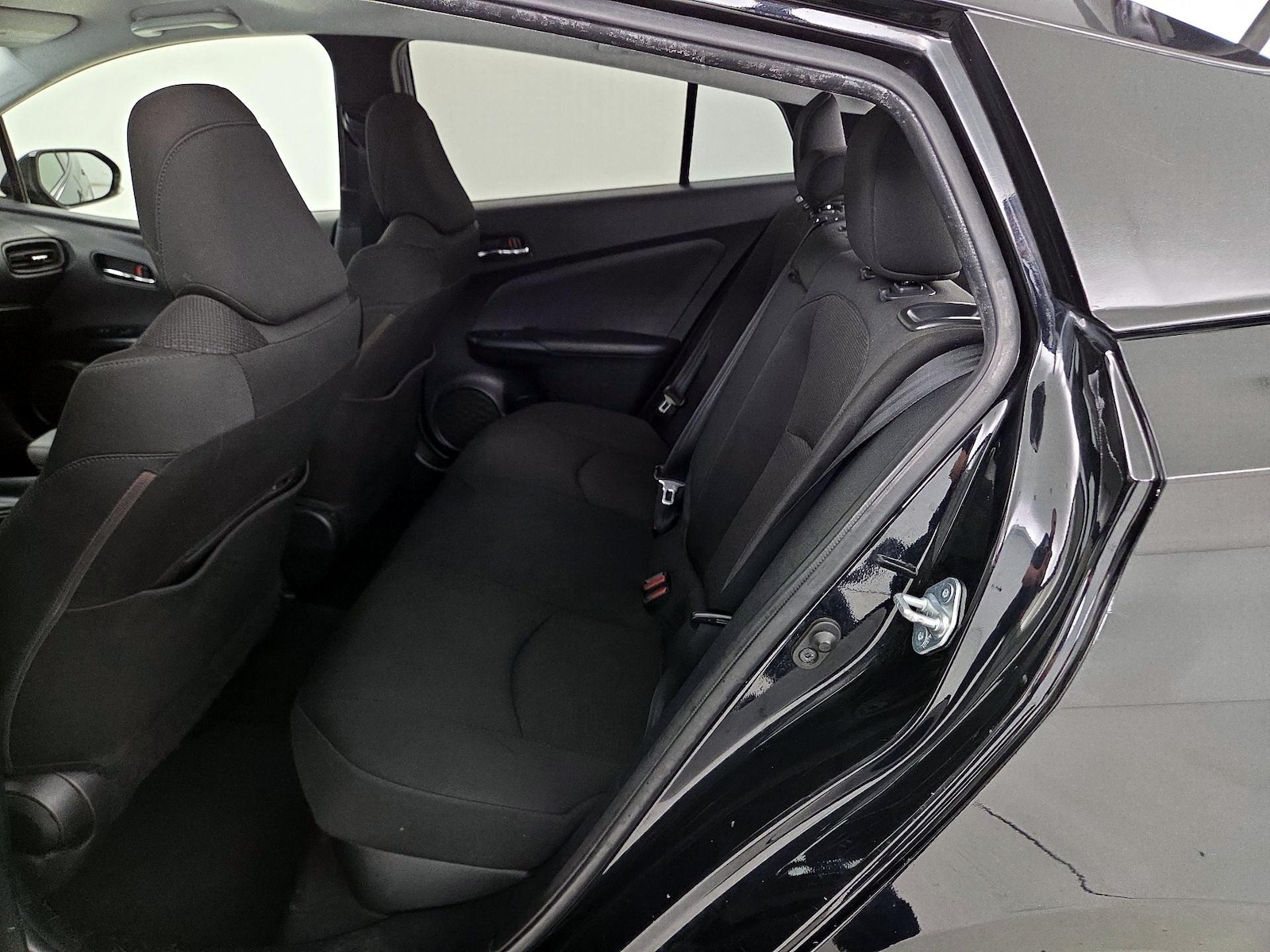 2019 Toyota Prius LE - Photo 20