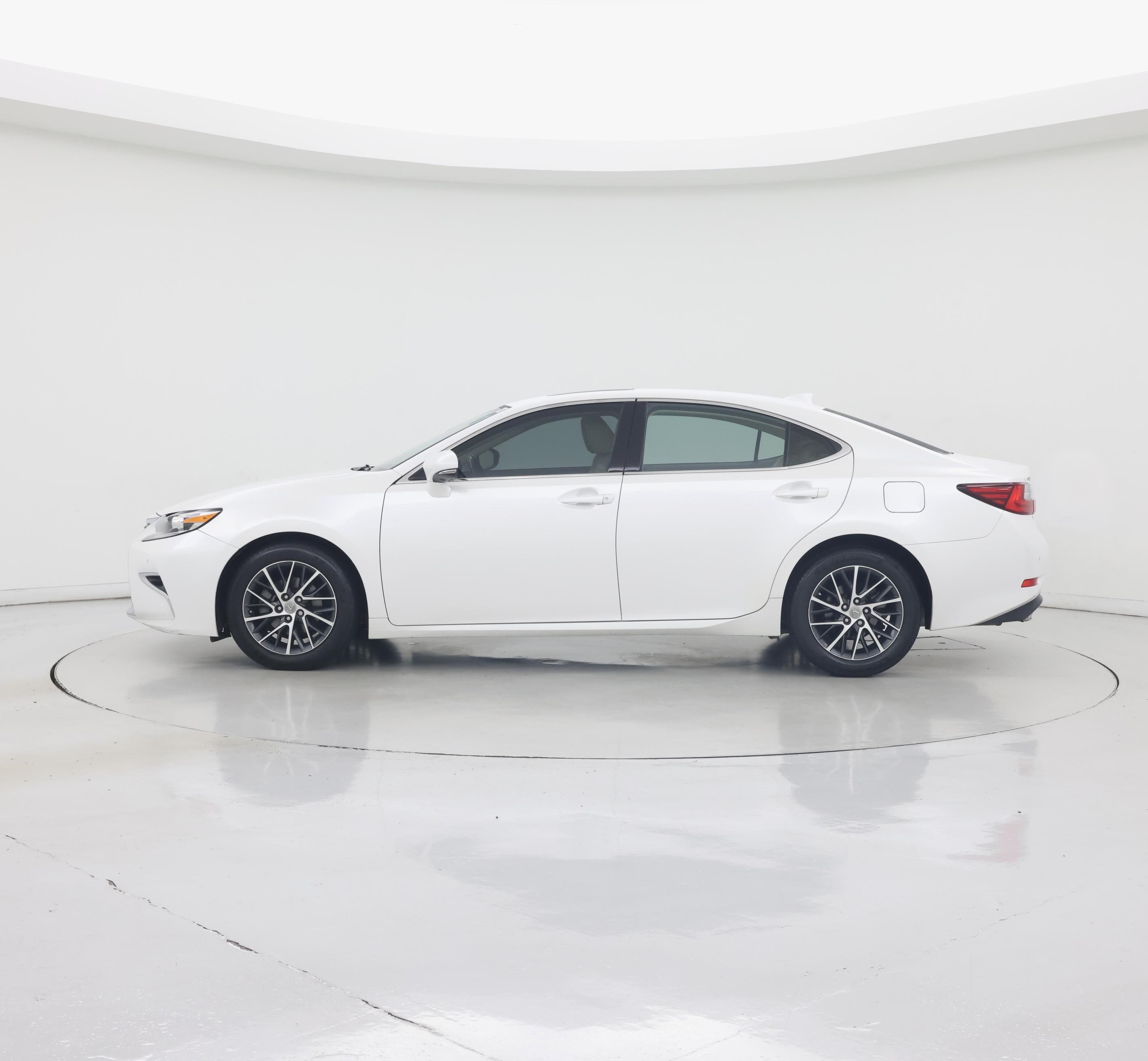 Thumbnail: 2018 Lexus ES - 3